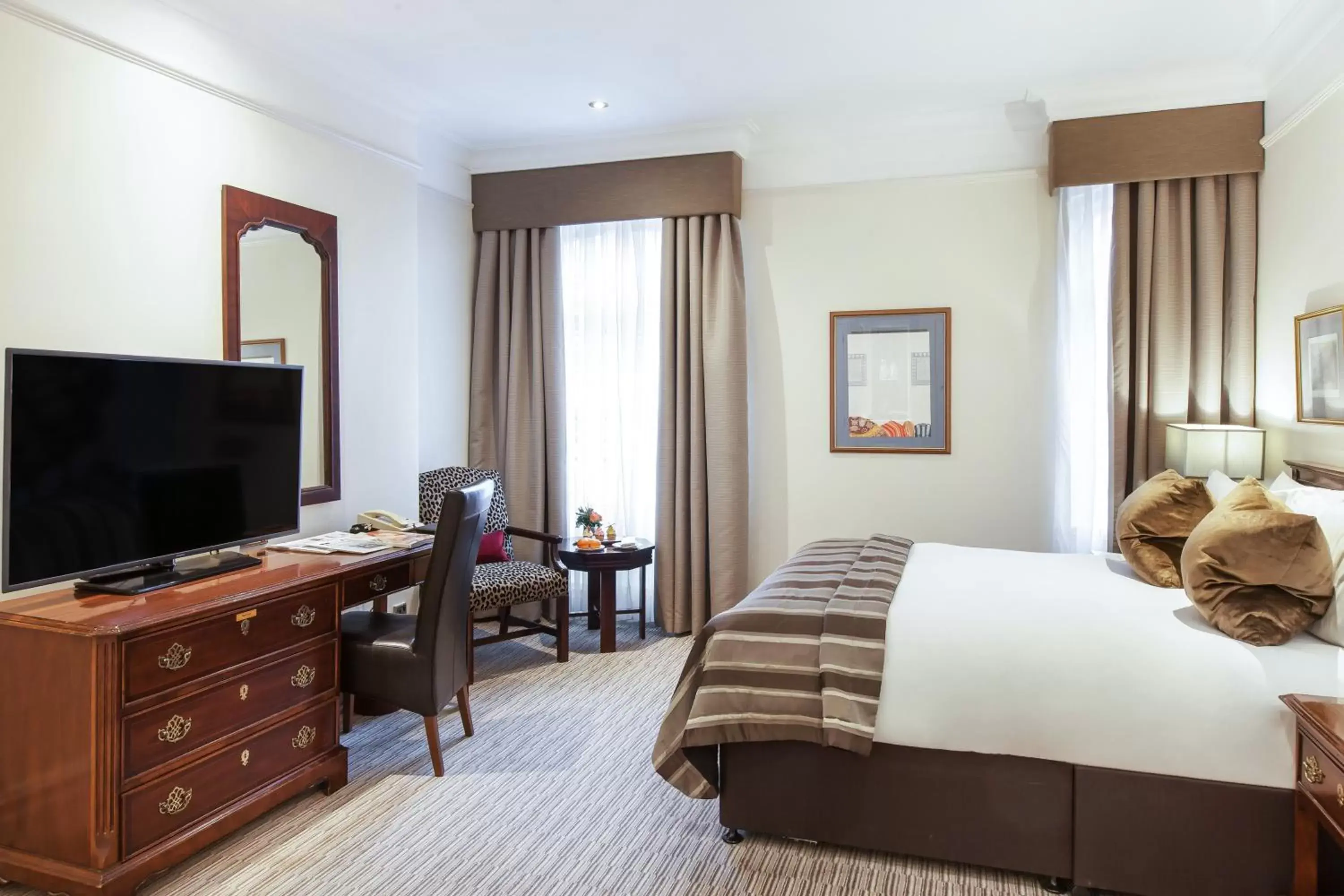 Bed, TV/Entertainment Center in St. James' Court, A Taj Hotel, London