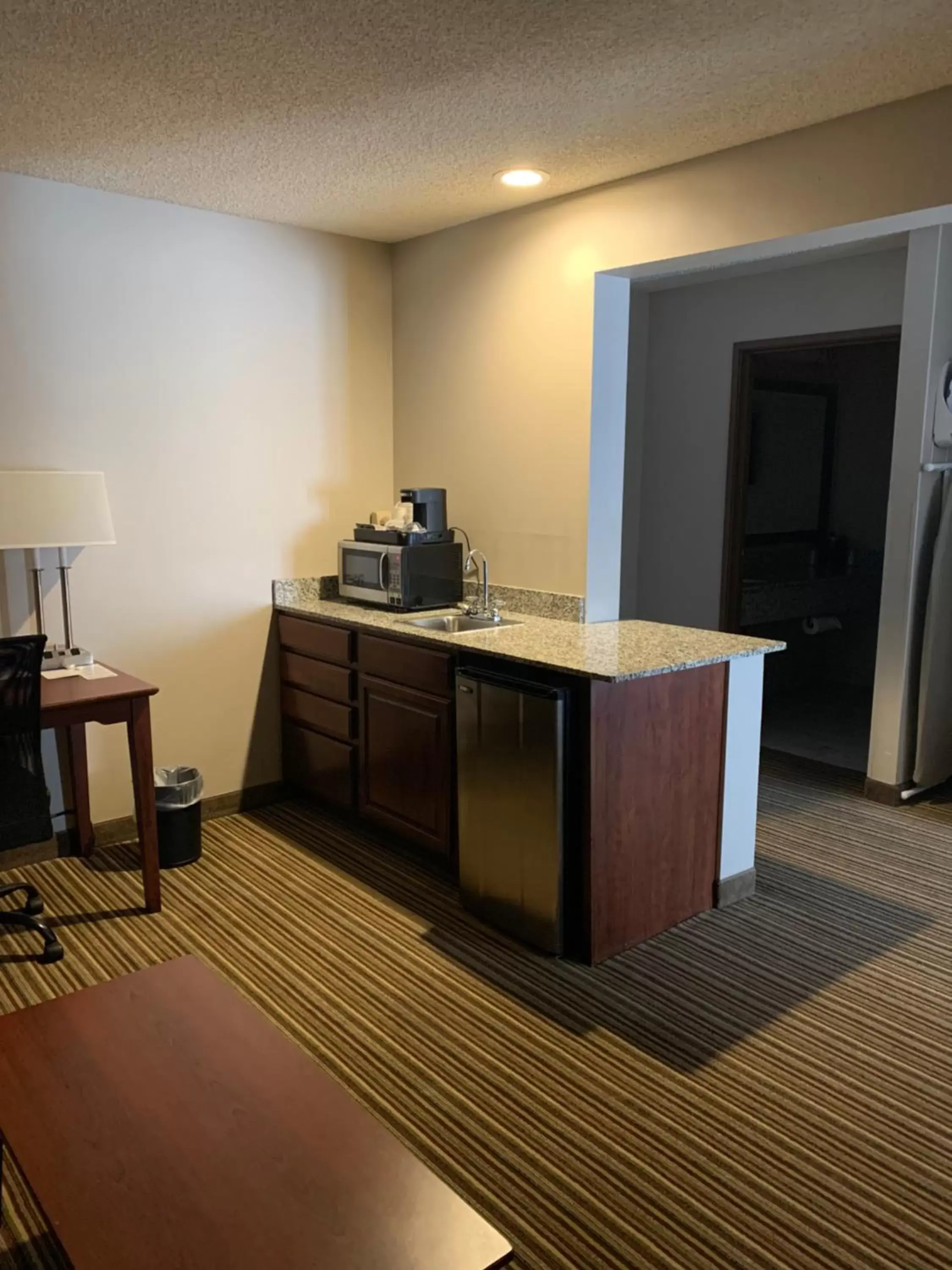 Kitchen or kitchenette, TV/Entertainment Center in Best Western Park Oasis Inn