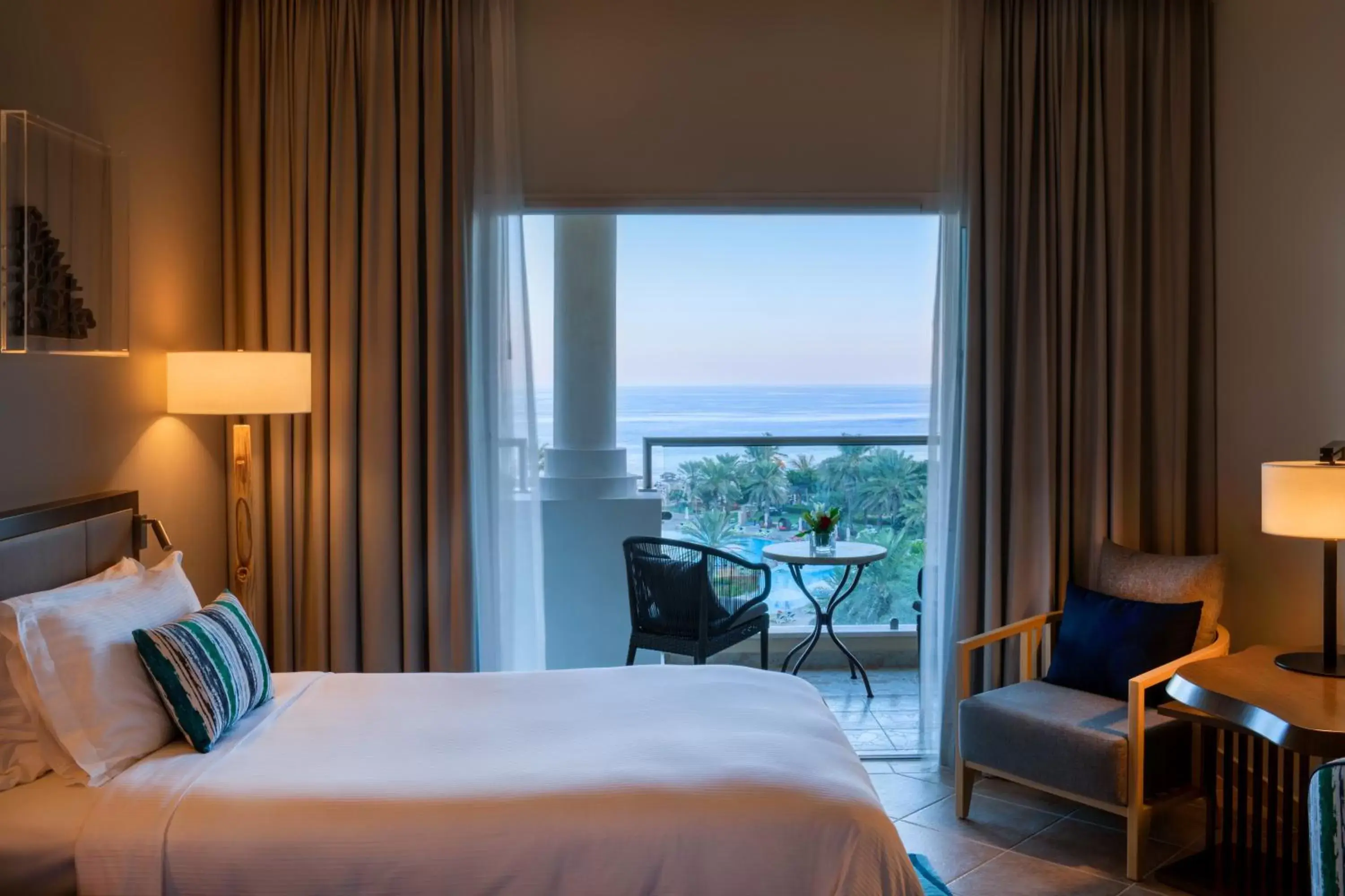 Sea view, Bed in Fujairah Rotana Resort & Spa - Al Aqah Beach