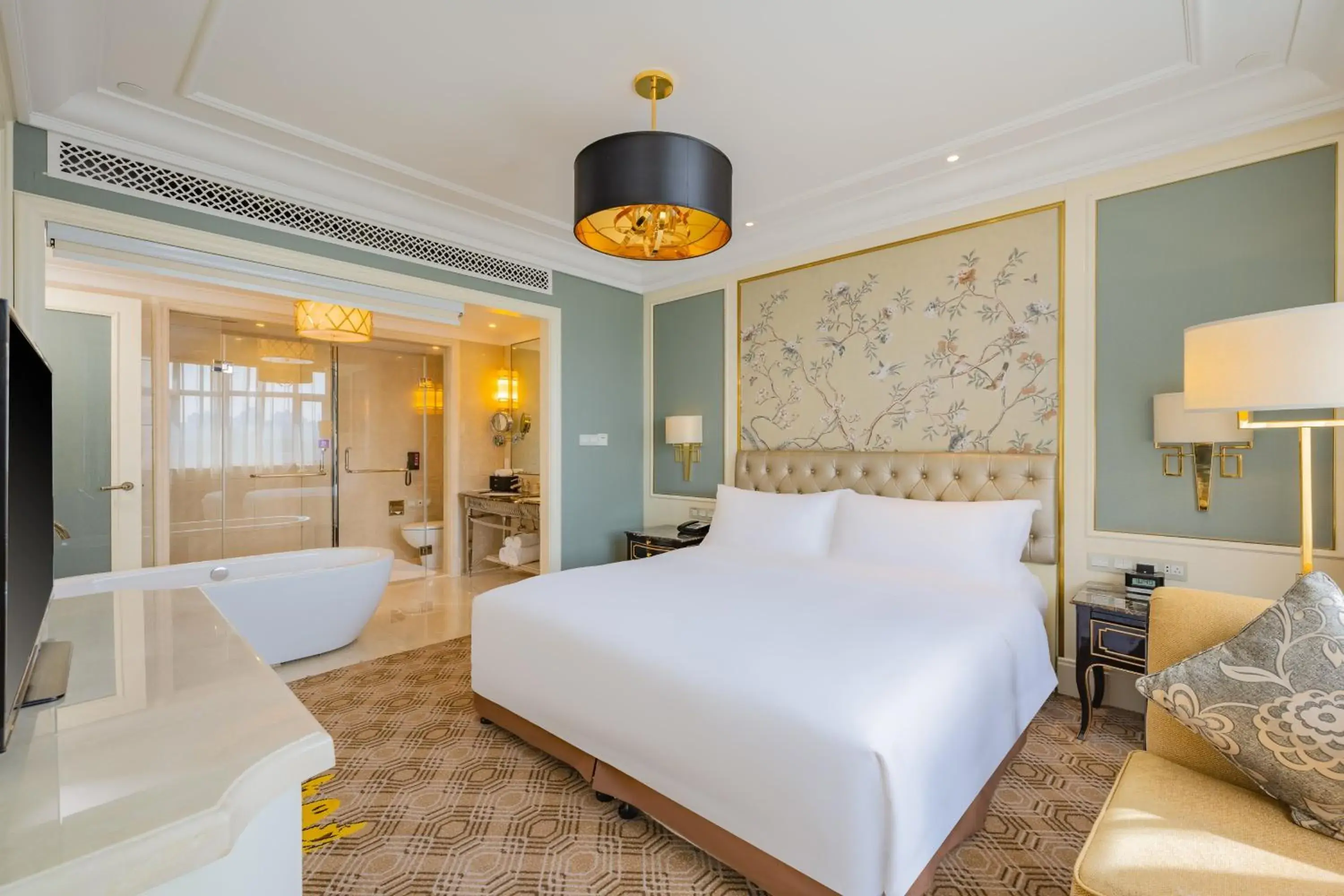 Photo of the whole room, Bed in Crowne Plaza Zhengzhou, an IHG Hotel
