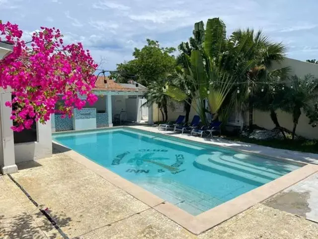 Swimming Pool in Colony Club Inn & Suites