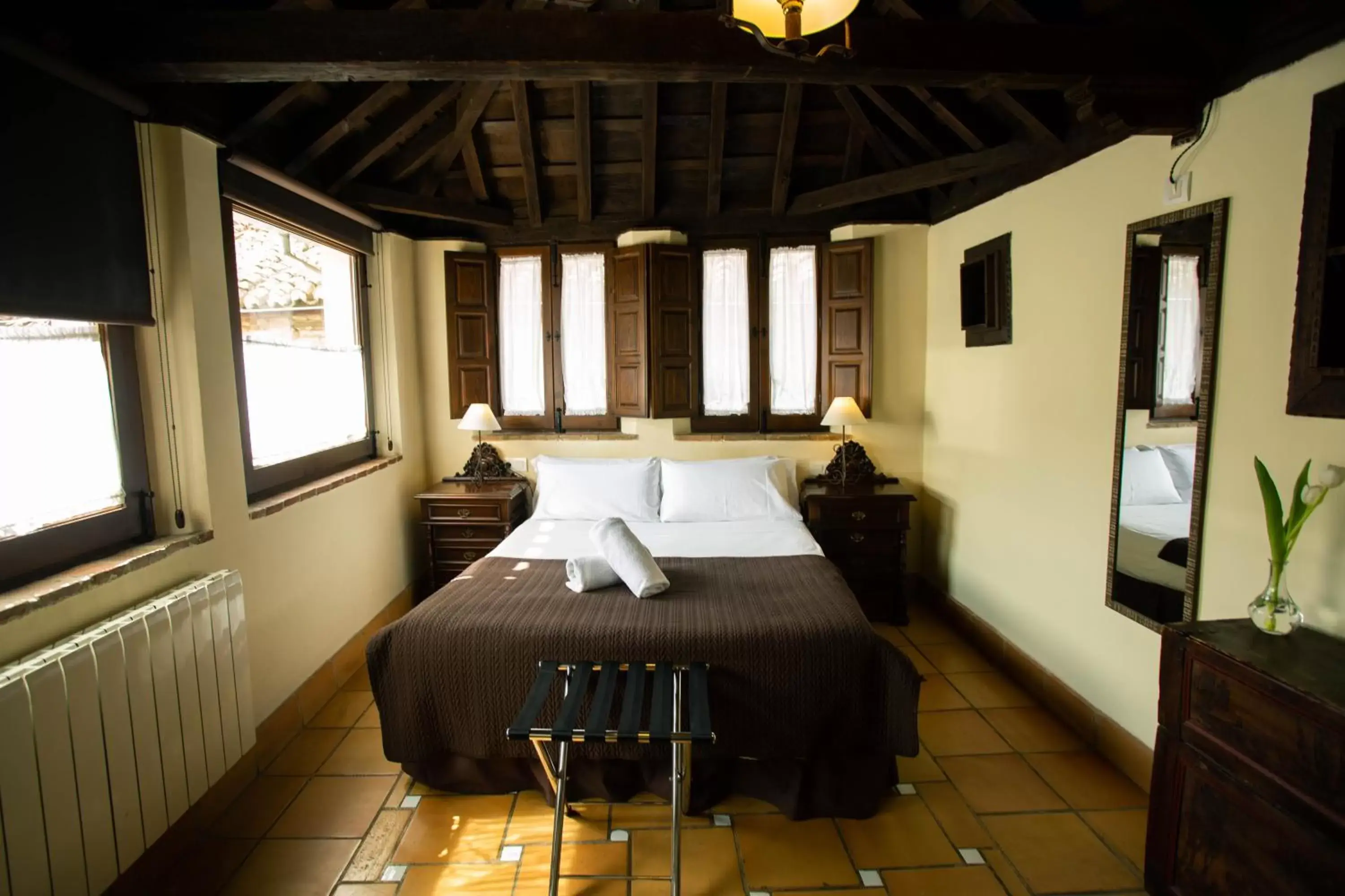 Photo of the whole room, Bed in Palacio de Mariana Pineda