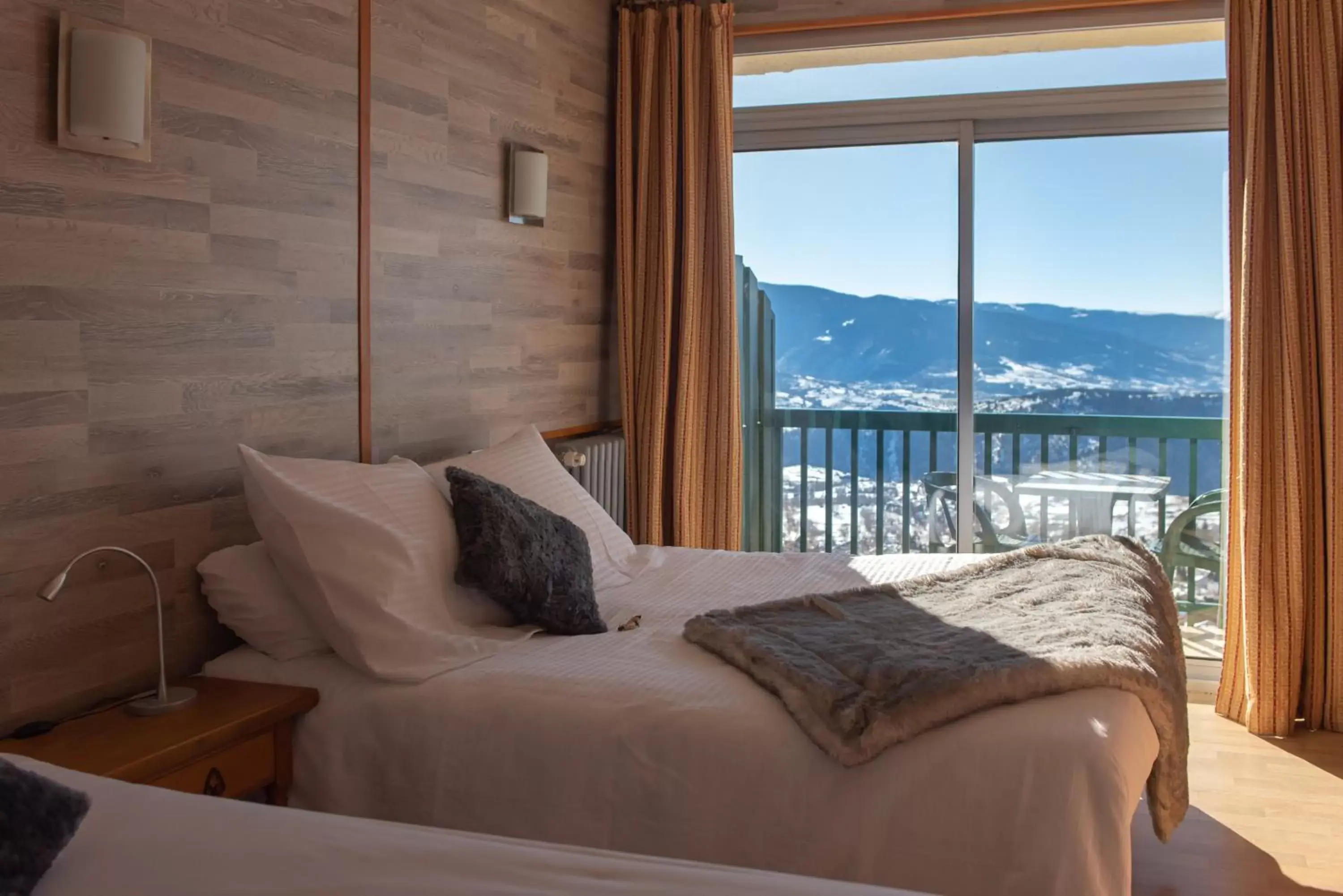 Bedroom, Mountain View in Hotel des Pyrénées