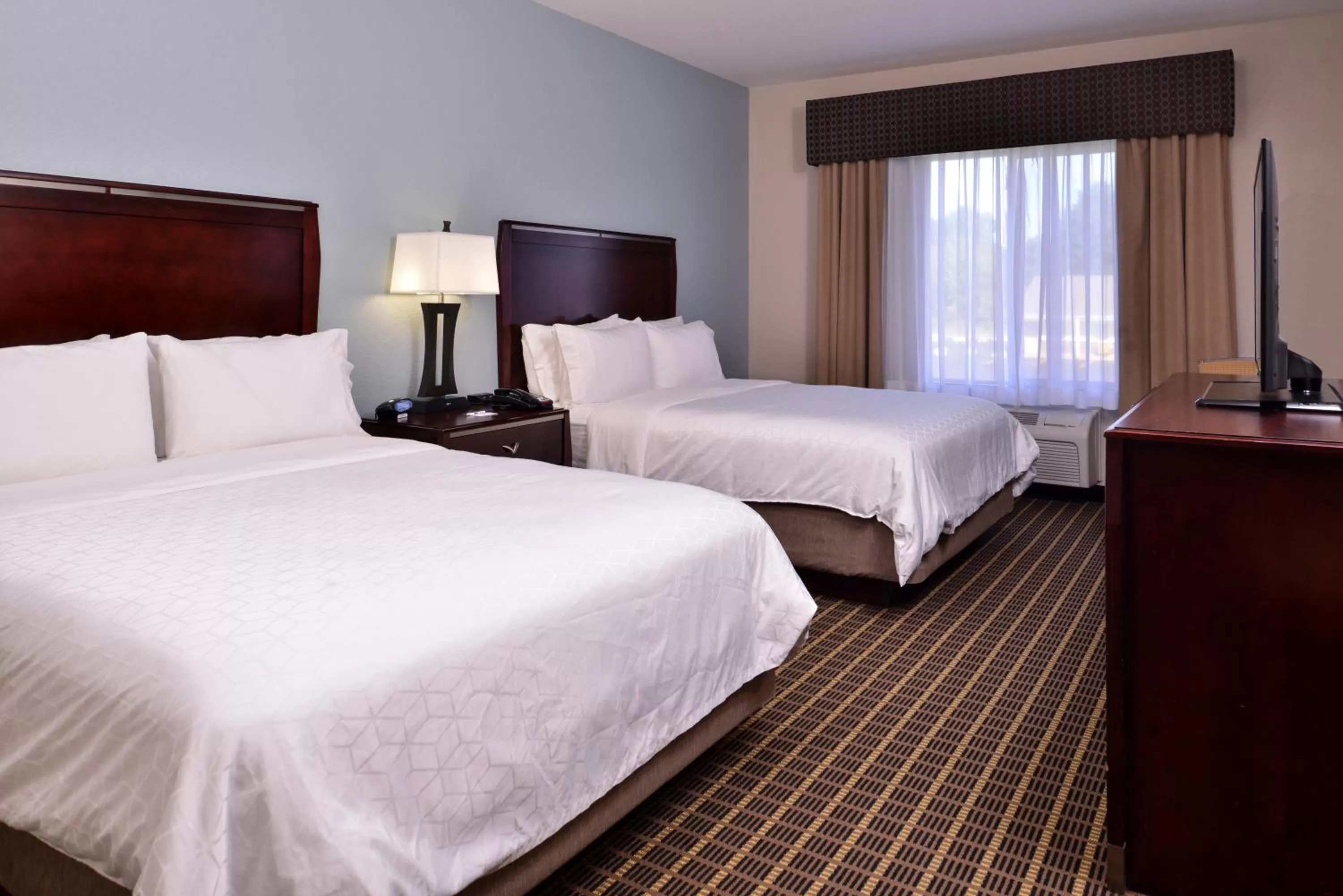 Photo of the whole room, Bed in Holiday Inn Express & Suites Pittsburg by IHG