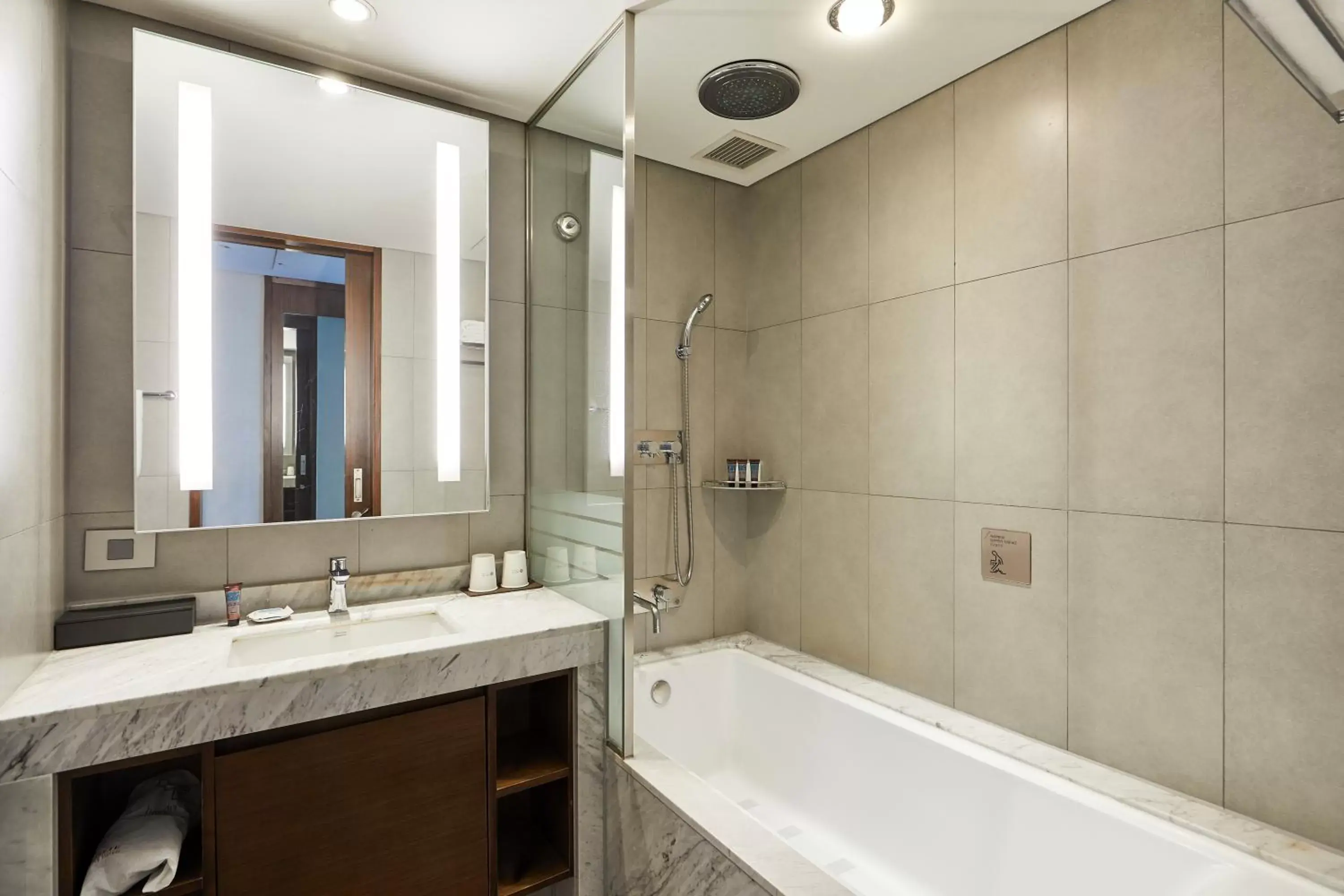 Shower, Bathroom in LOTTE City Hotel Gimpo Airport