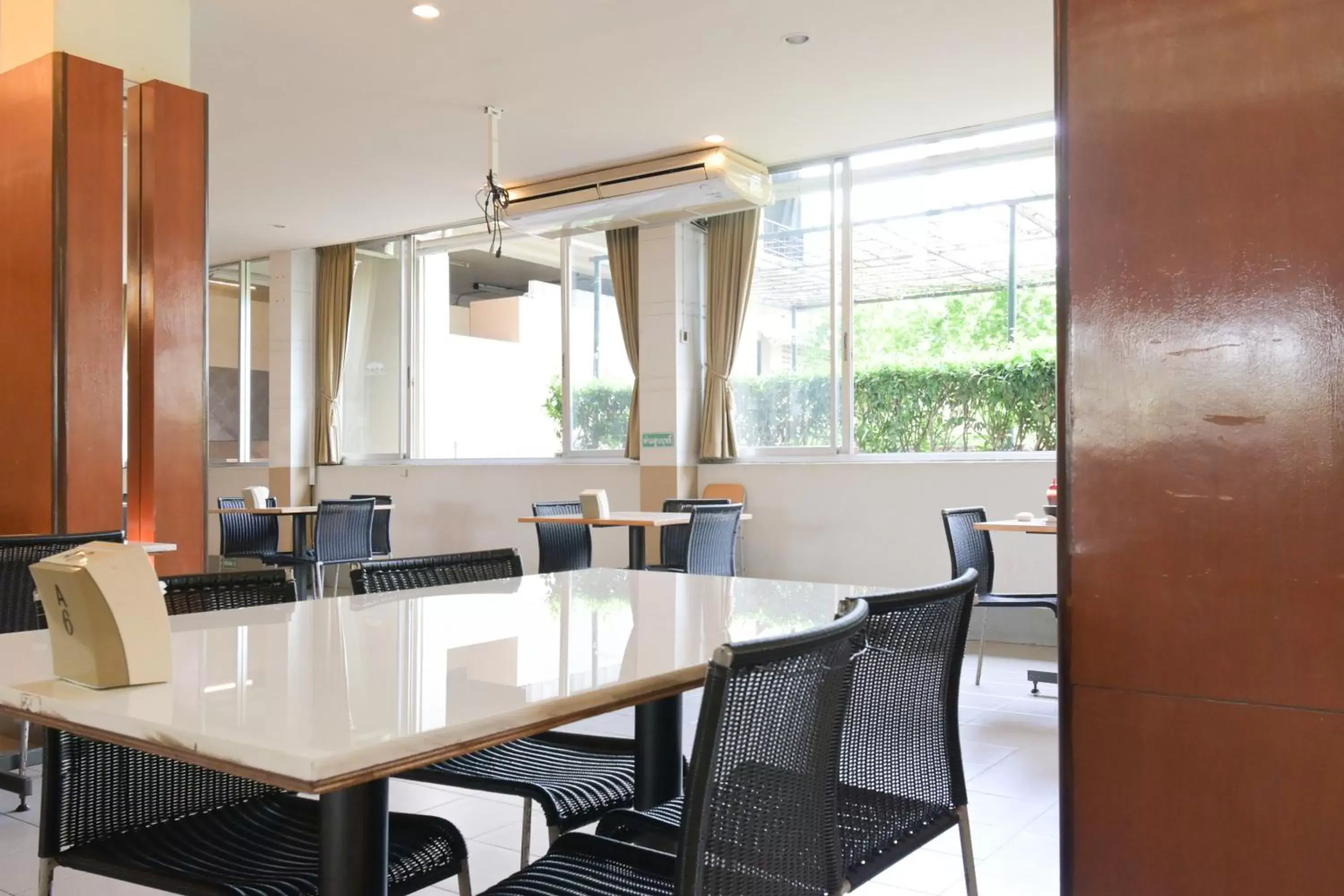 Dining area in Rattana Park Hotel