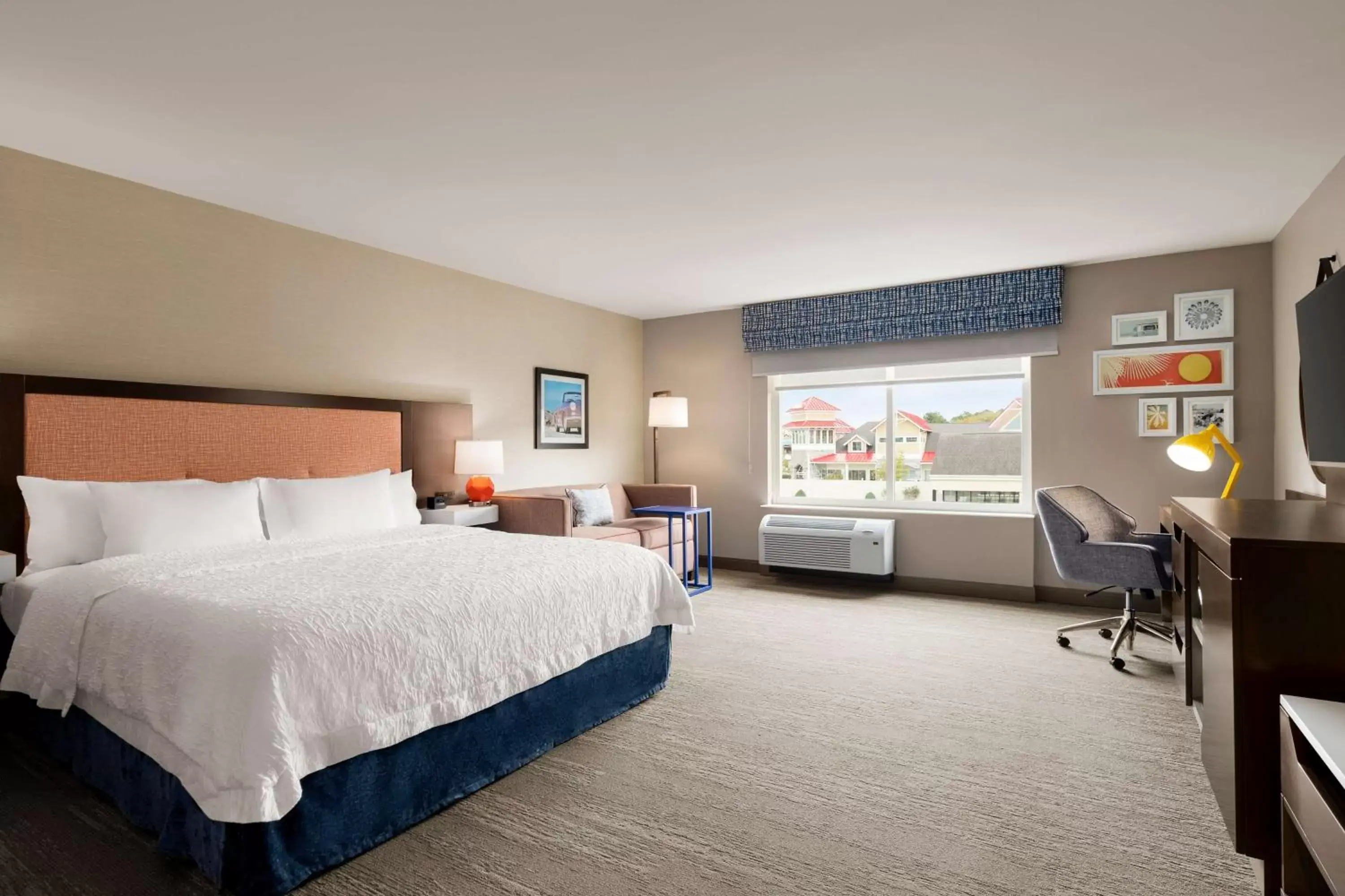 Bed in Hampton Inn & Suites Ocean City West