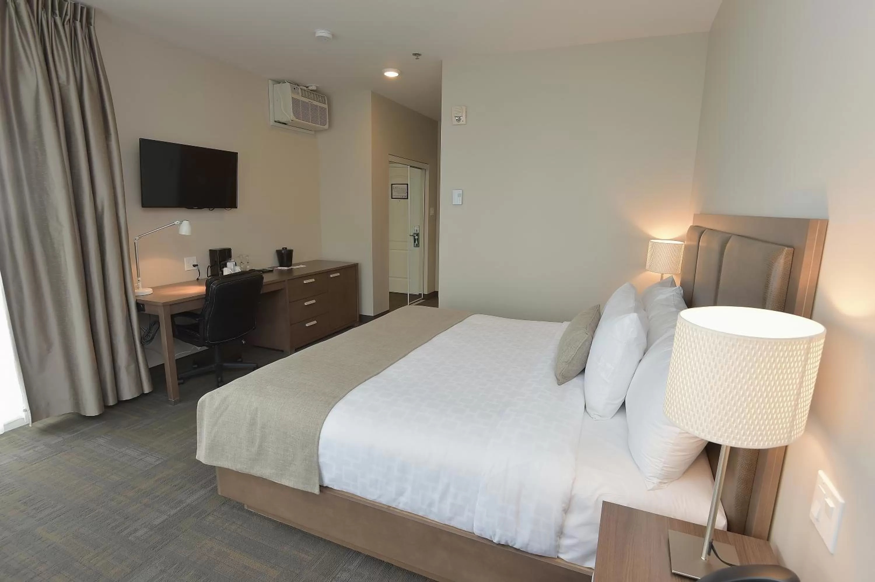 Photo of the whole room, Bed in Hôtel et Pavillons Le Petit Manoir du Casino