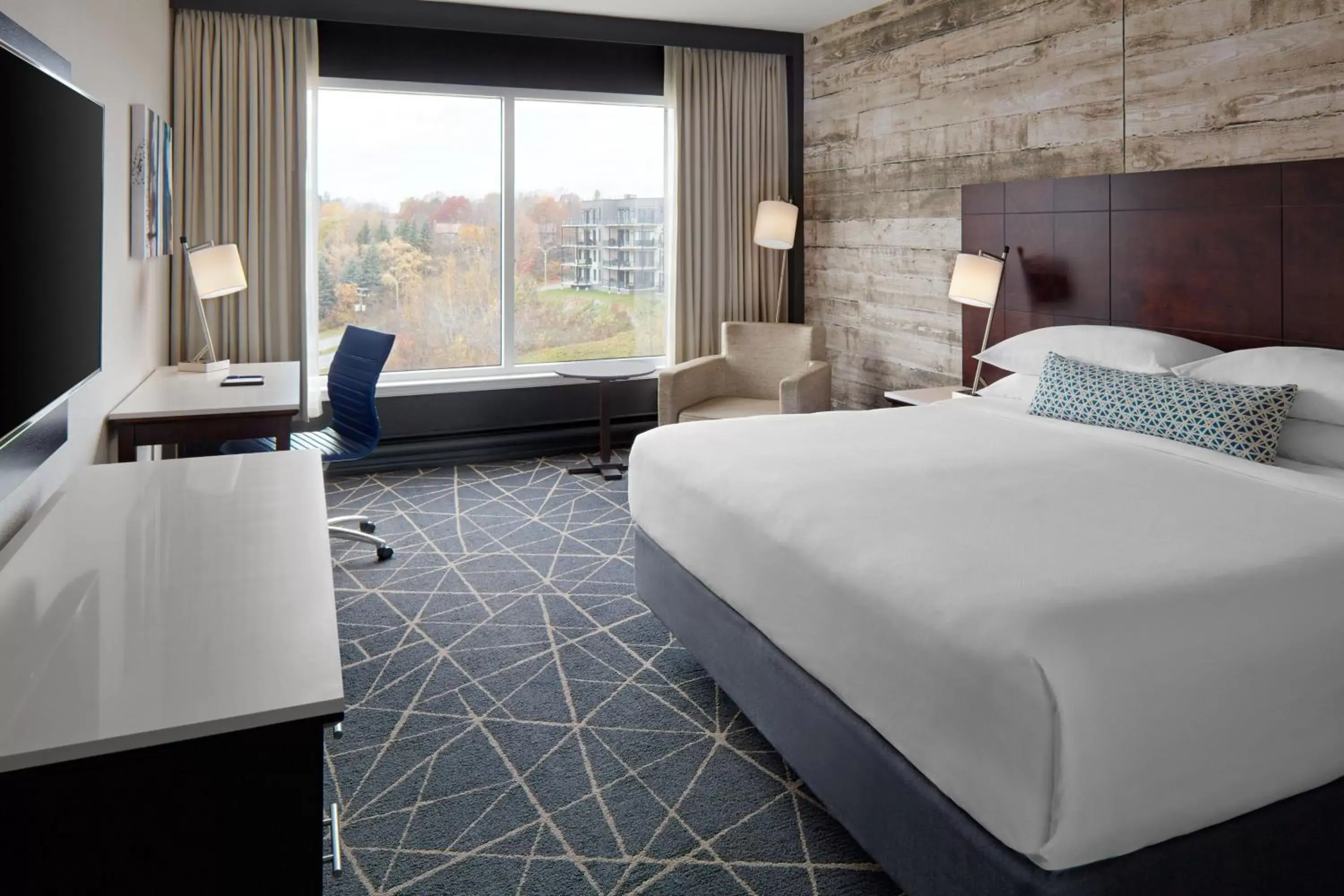 Photo of the whole room, Bed in Delta Hotels by Marriott Sherbrooke Conference Centre