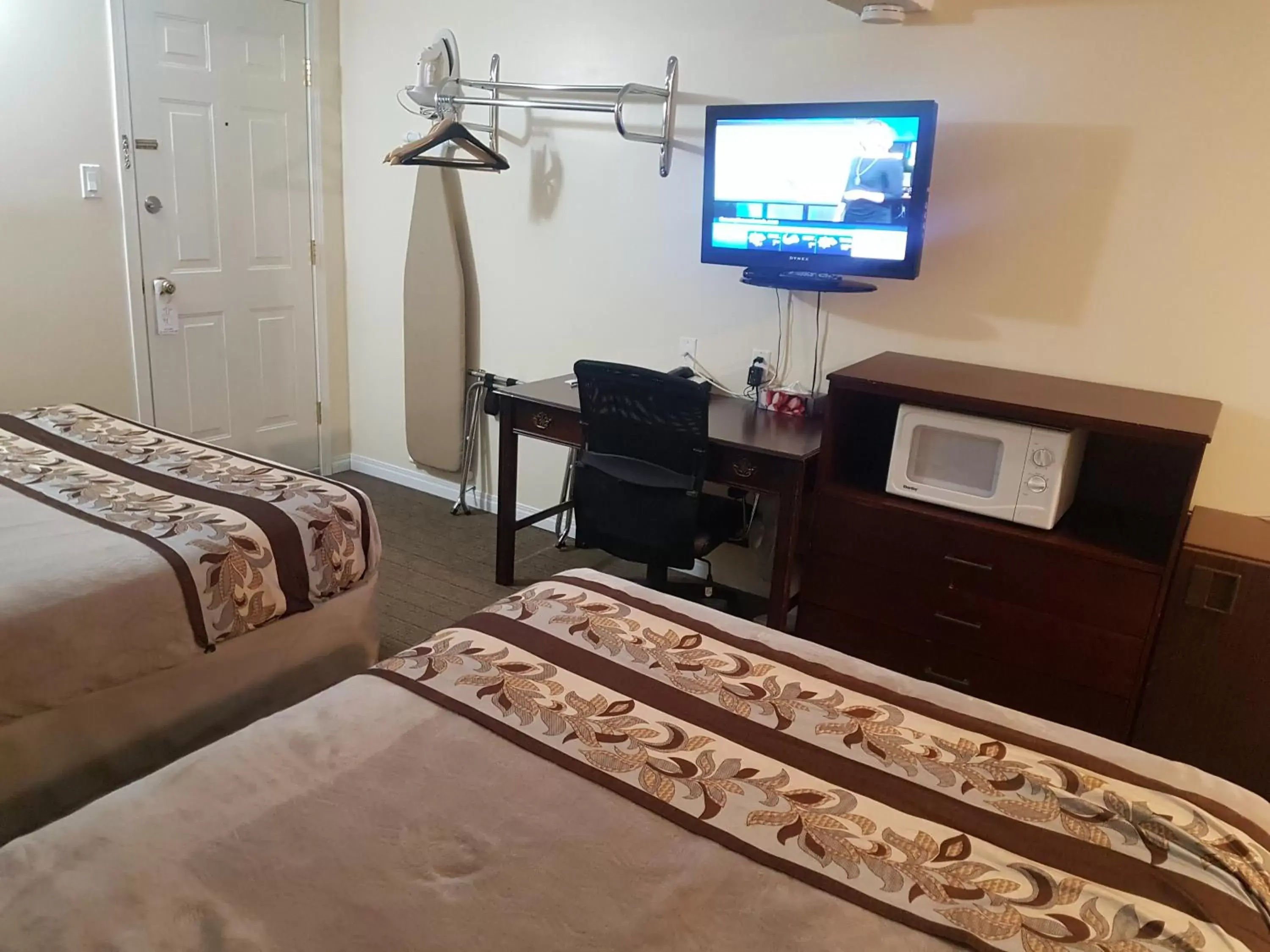 Bed, TV/Entertainment Center in Parkway Motel & European Lodges