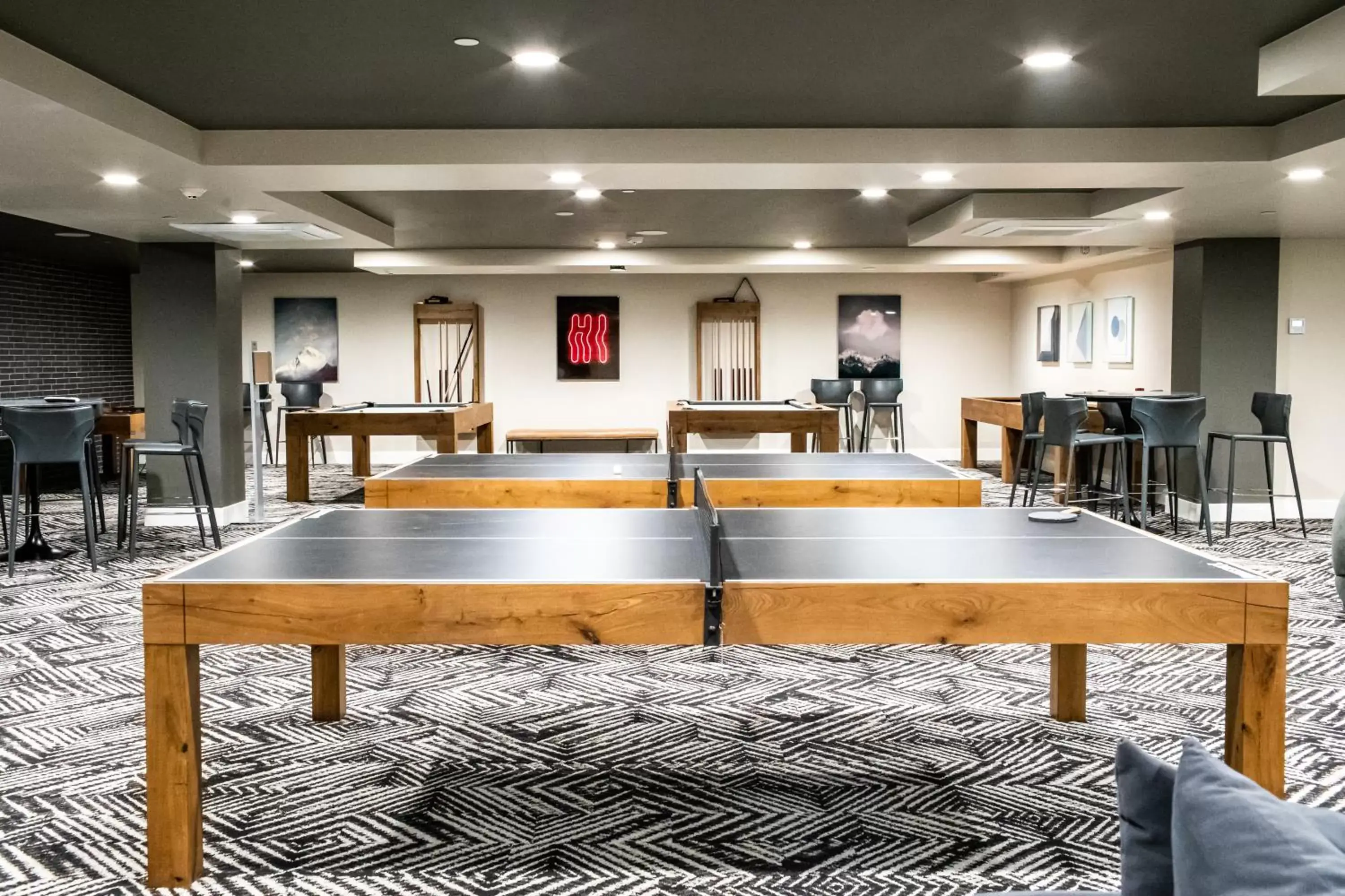 Lounge or bar, Table Tennis in Black Rock Mountain Resort