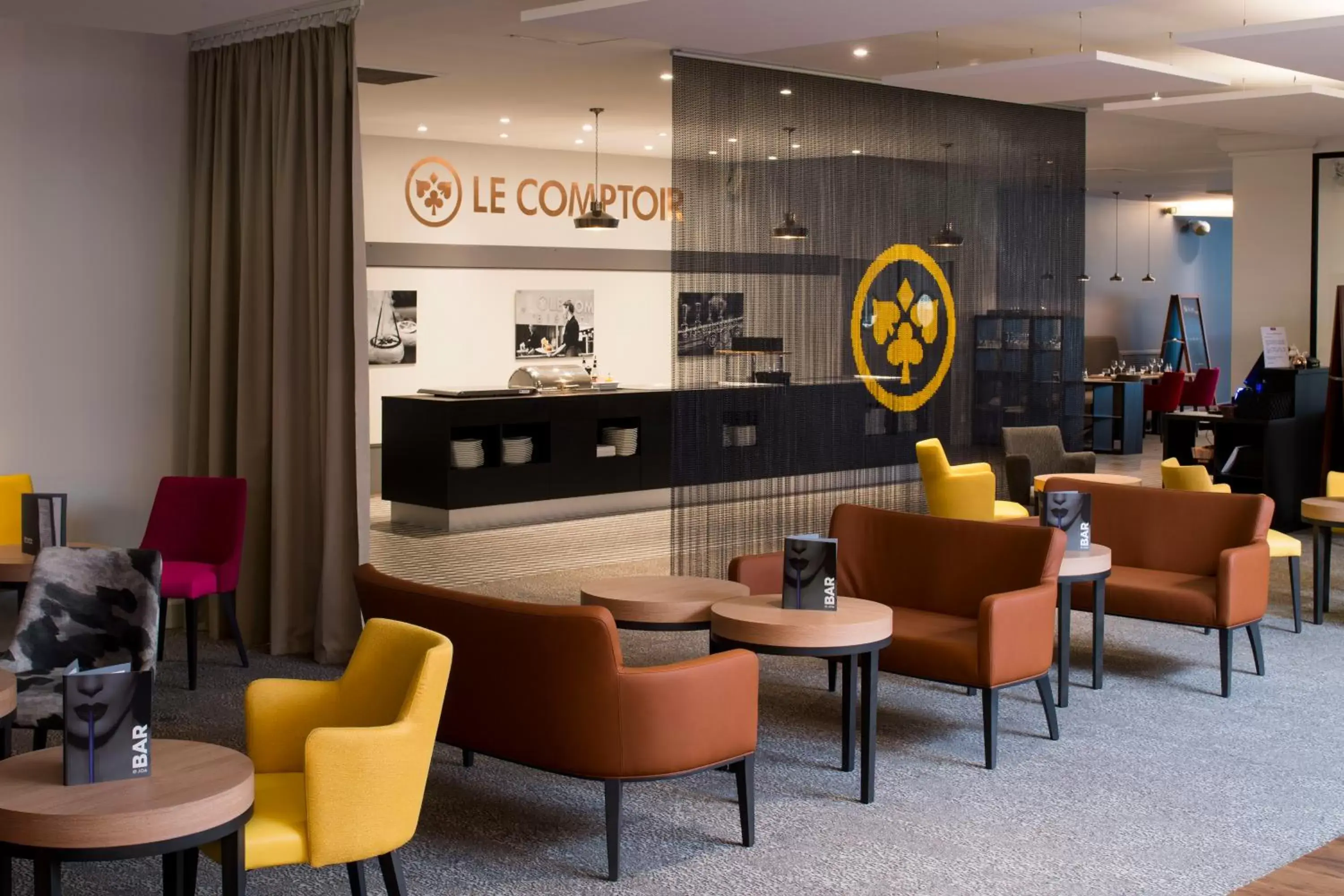 Lounge or bar in L'hôtel by JOA de Saint-Paul-Lès-Dax Lounge or bar in L'hôtel by JOA de Saint-Paul-Lès-Dax