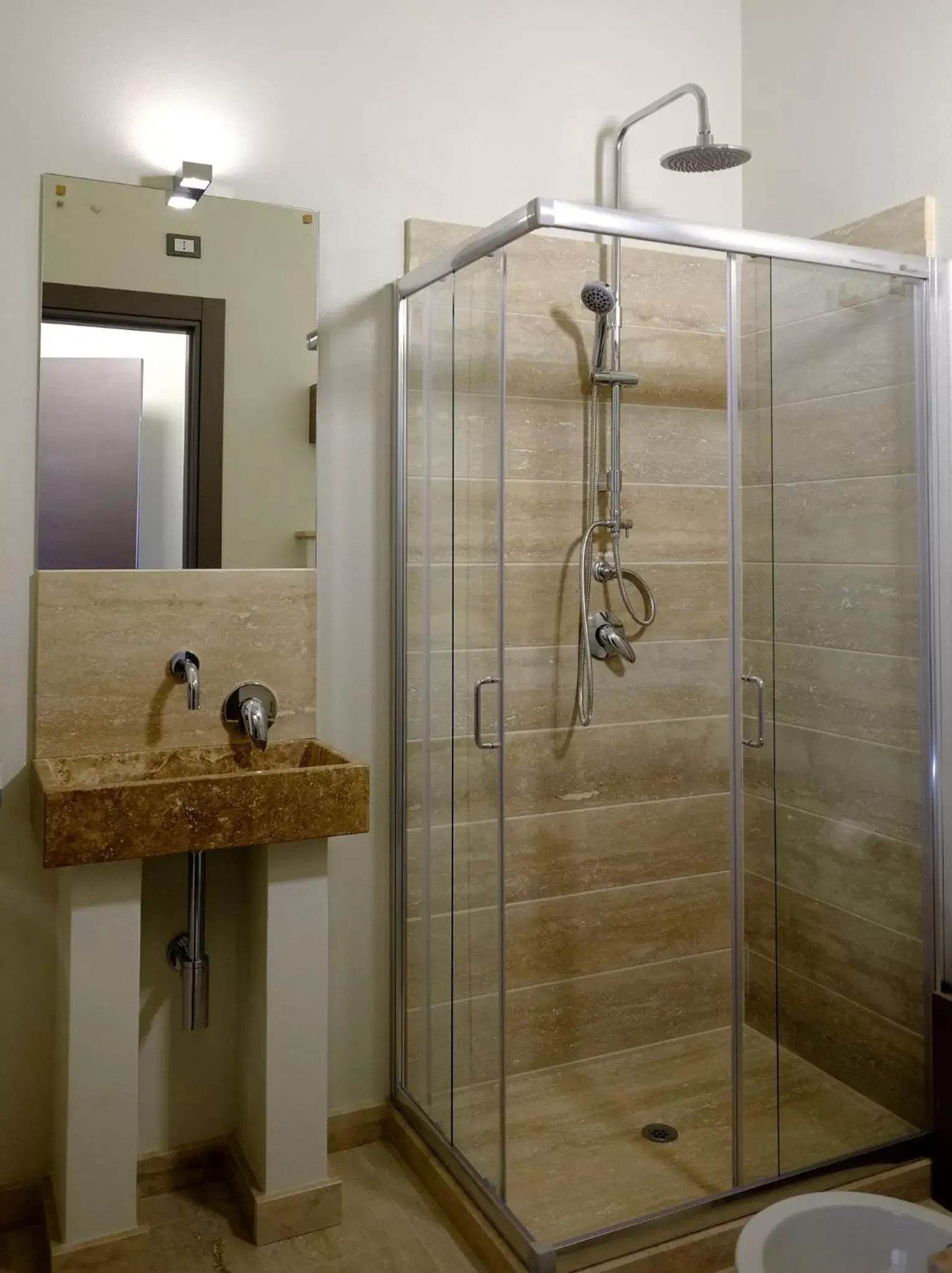Shower, Bathroom in EOS Room and Breakfast