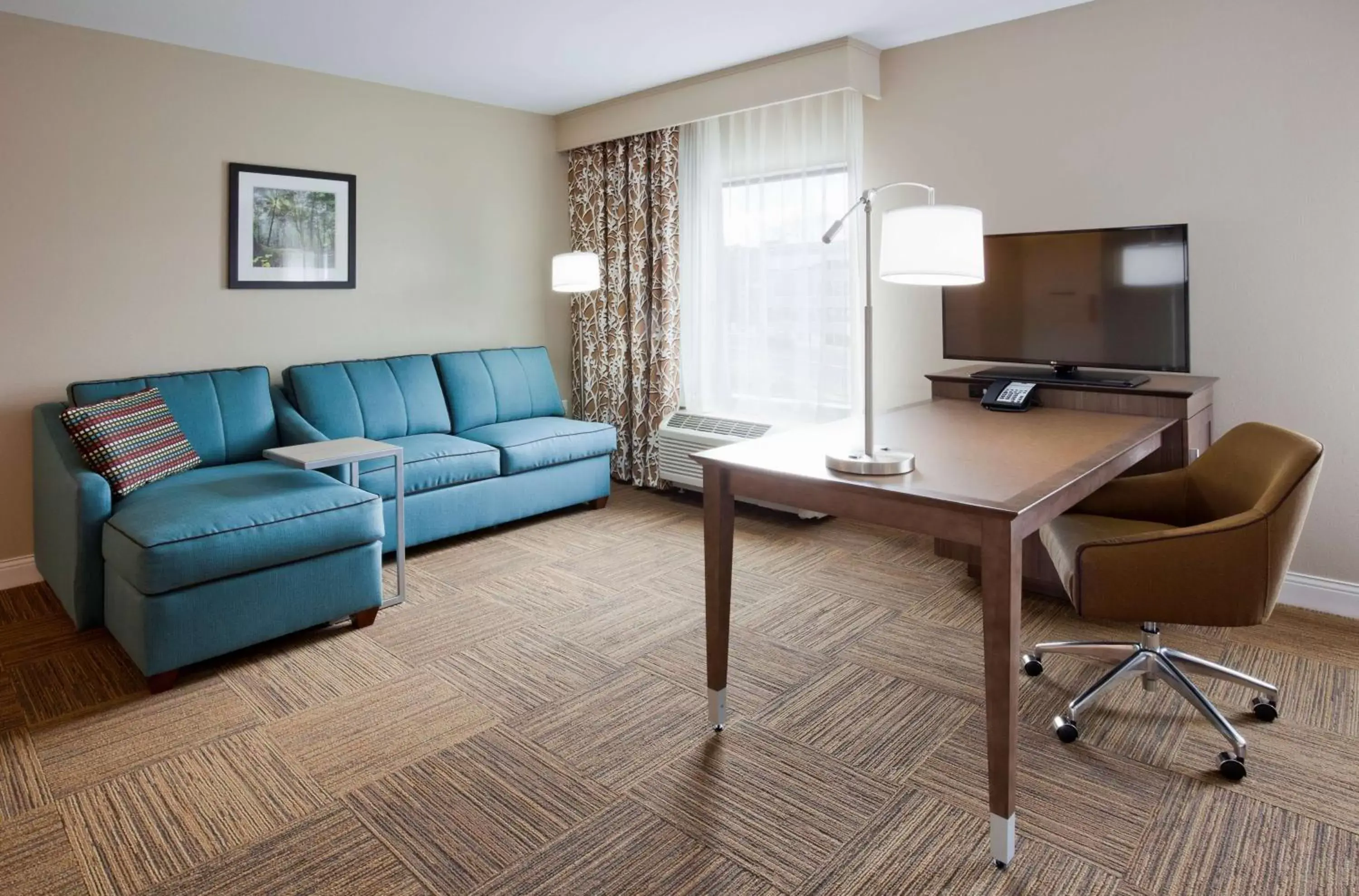 Bed, Seating Area in Hampton Inn Minneapolis Bloomington West