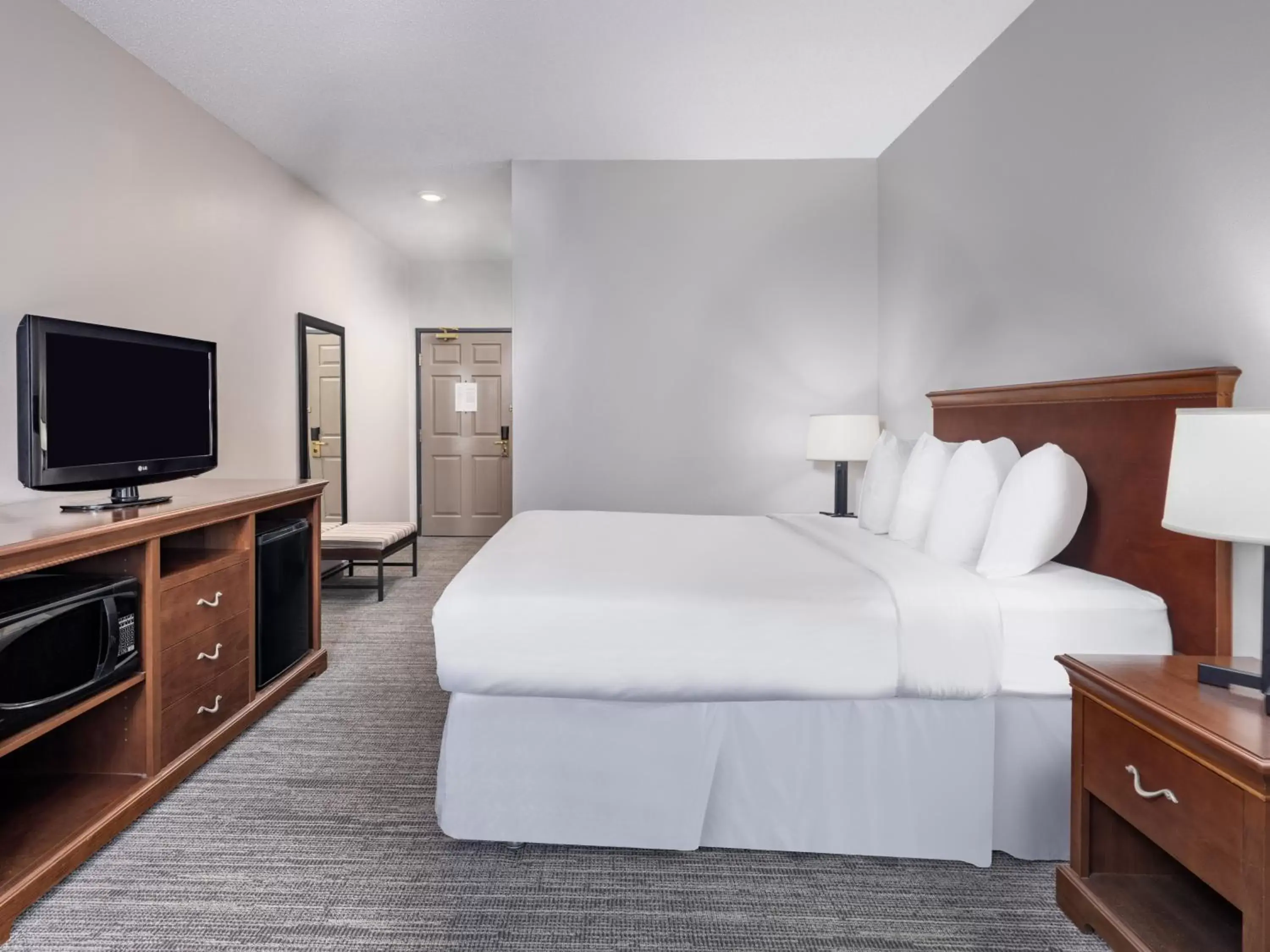 Bedroom, Bed in Country Inn & Suites by Radisson, Toledo, OH