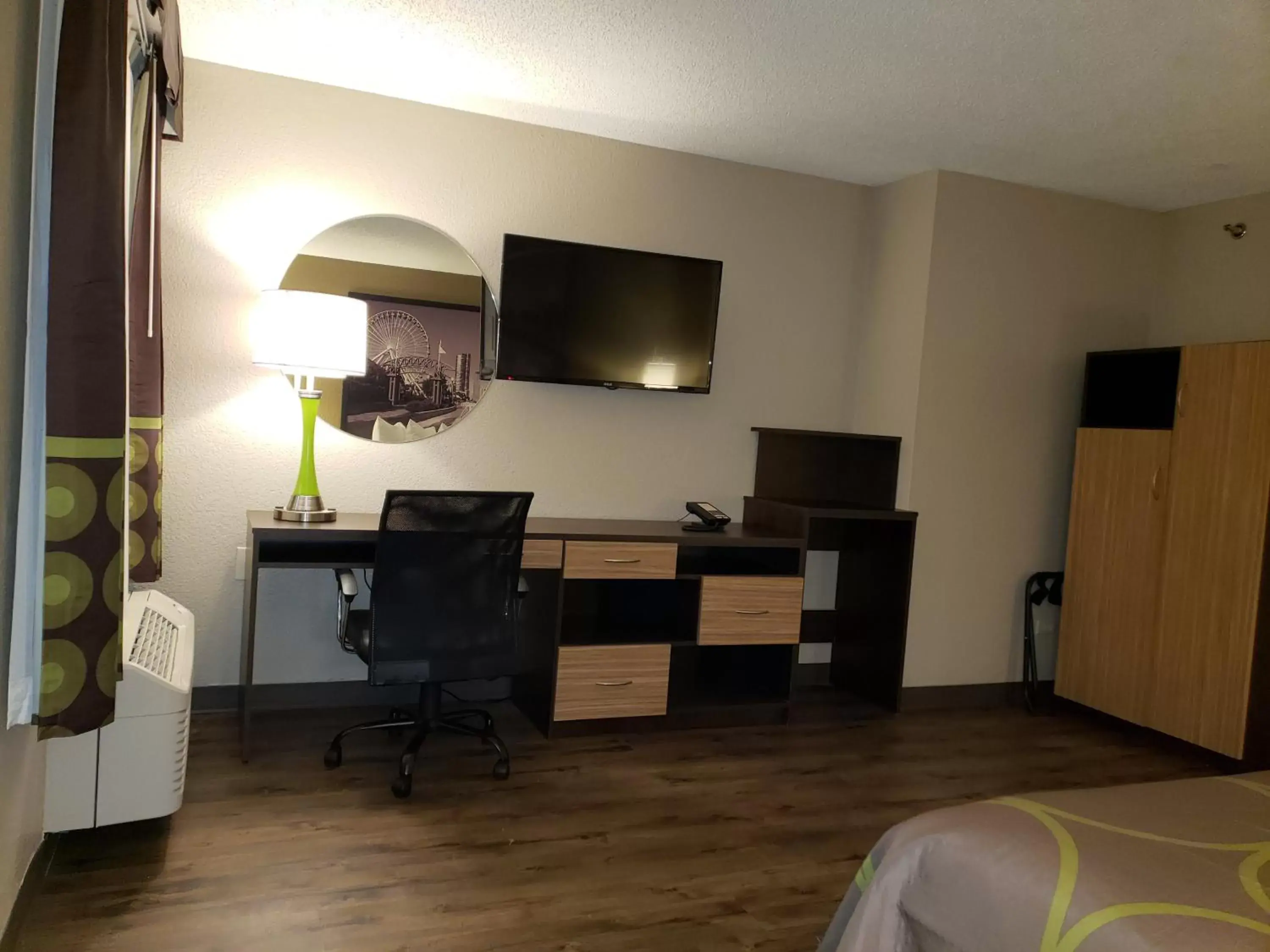 Bedroom, TV/Entertainment Center in Super 8 by Wyndham South Holland