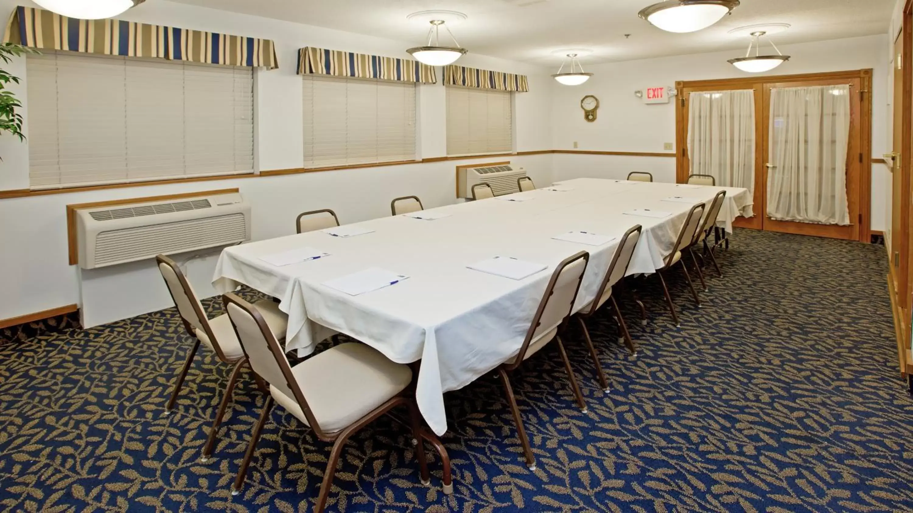 Meeting/conference room in SureStay Plus by Best Western Fremont I-69