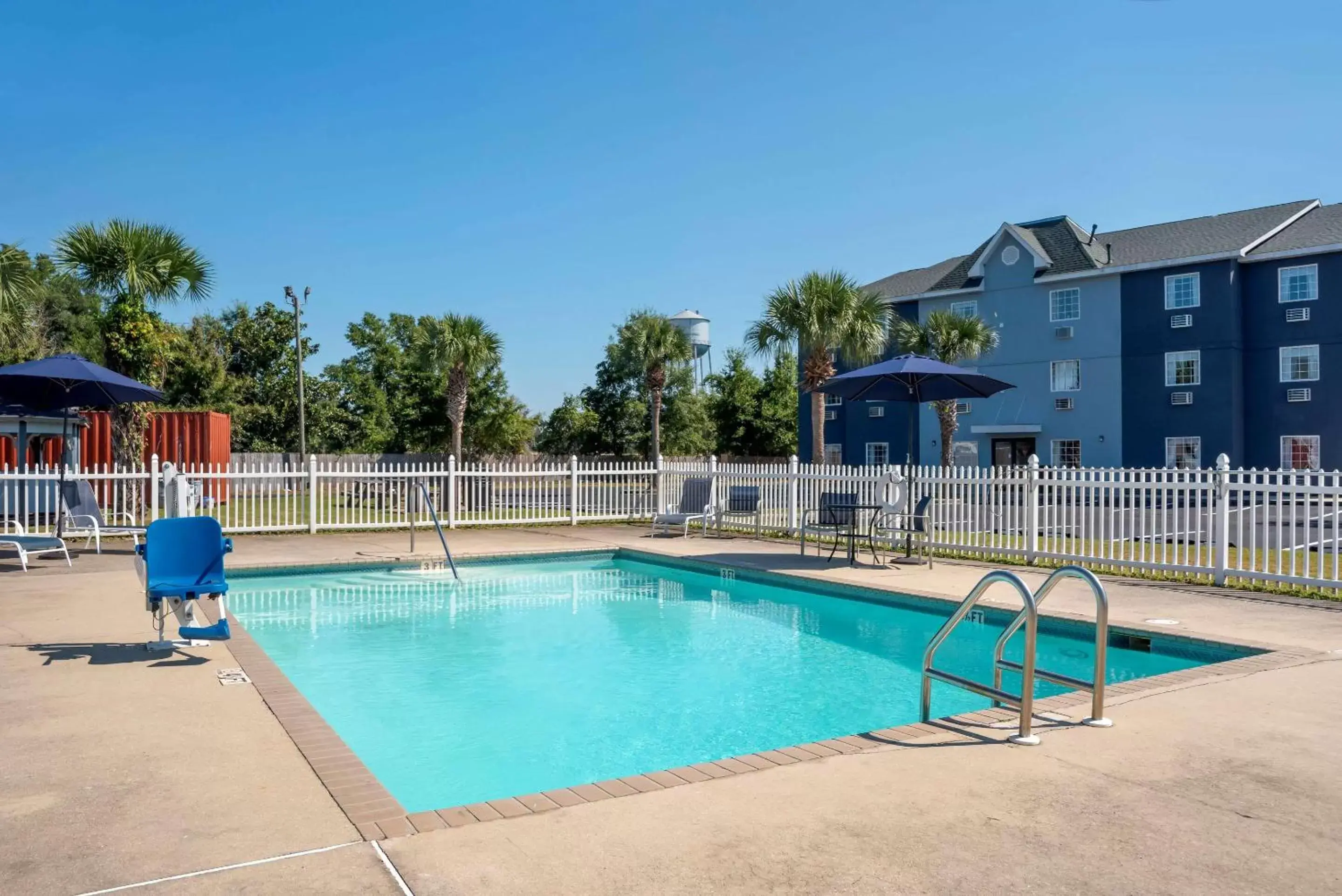 Swimming Pool in Comfort Inn Pensacola near NAS Corry Station