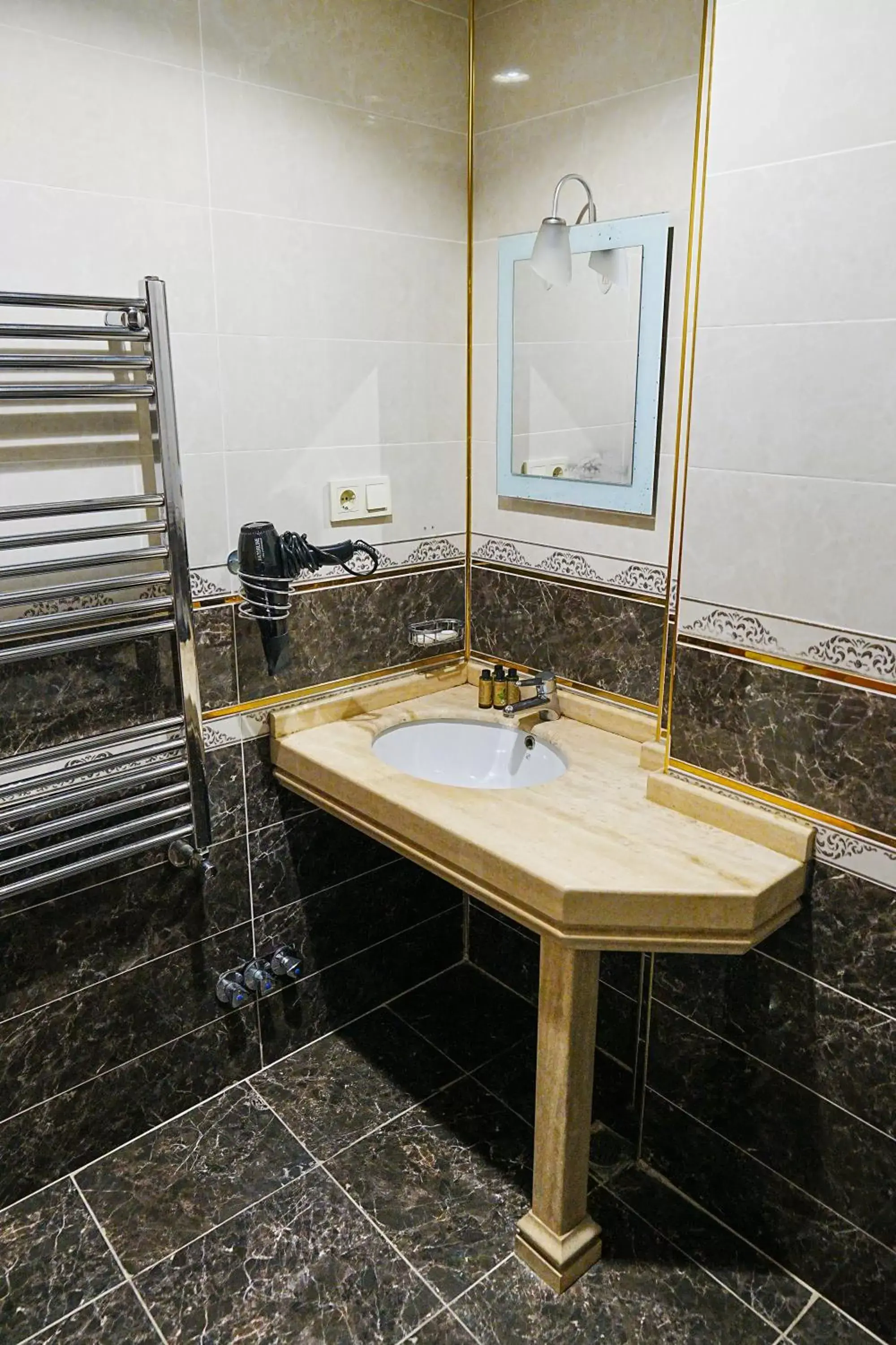 Bathroom in Reyyan Hotel