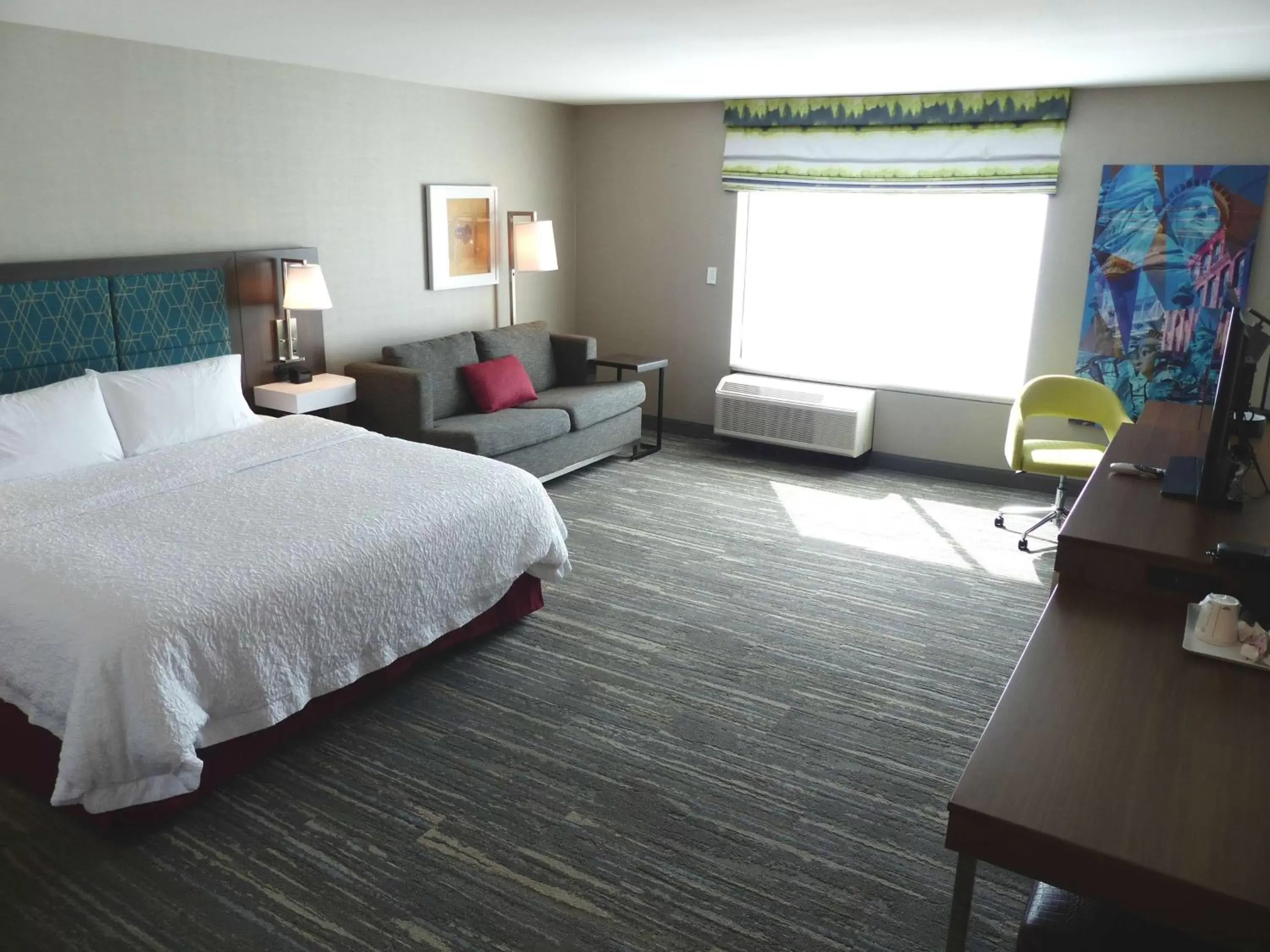 Bedroom in Hampton Inn By Hilton Paramus