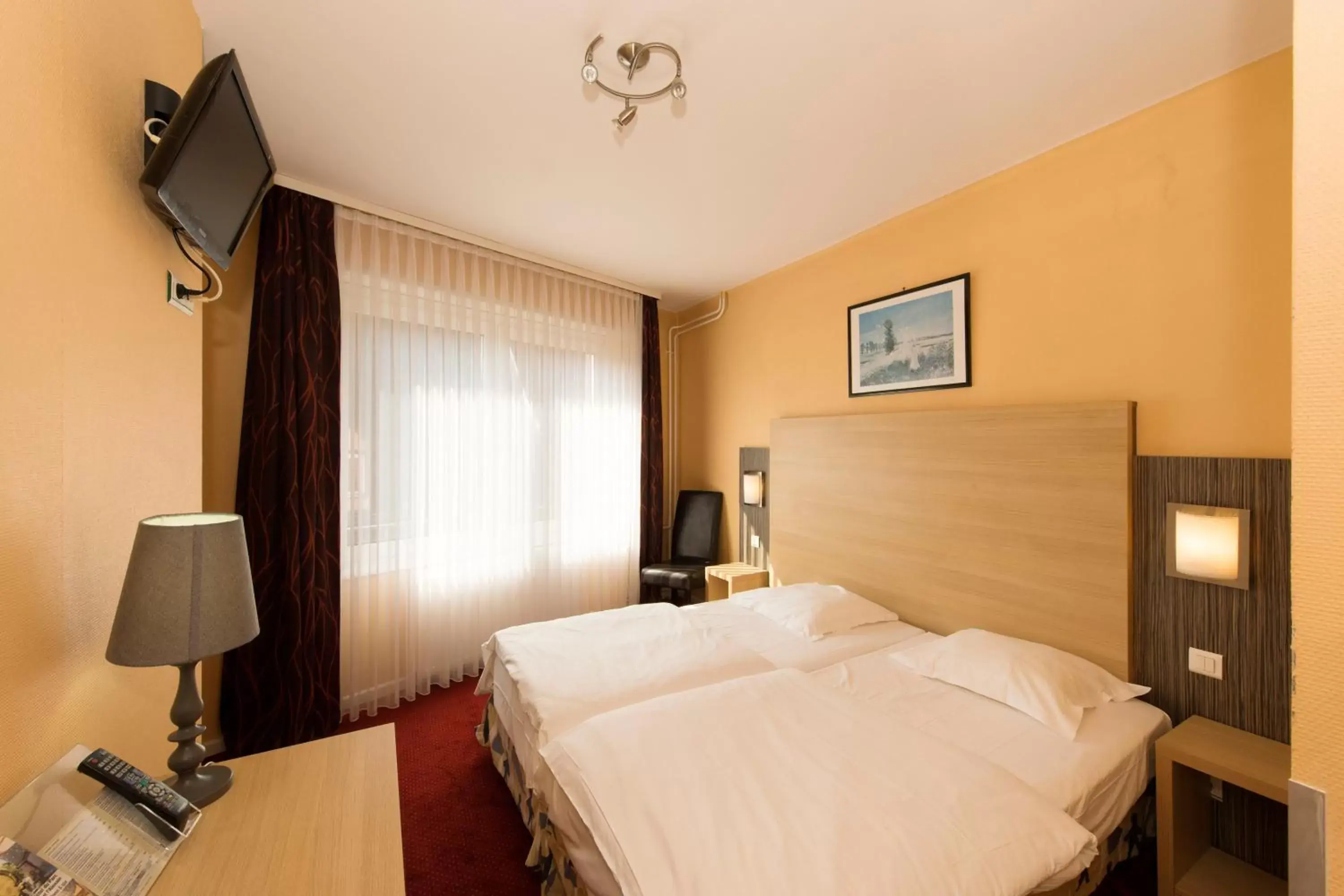 Bed in Hotel Majestic Alsace - Strasbourg Nord