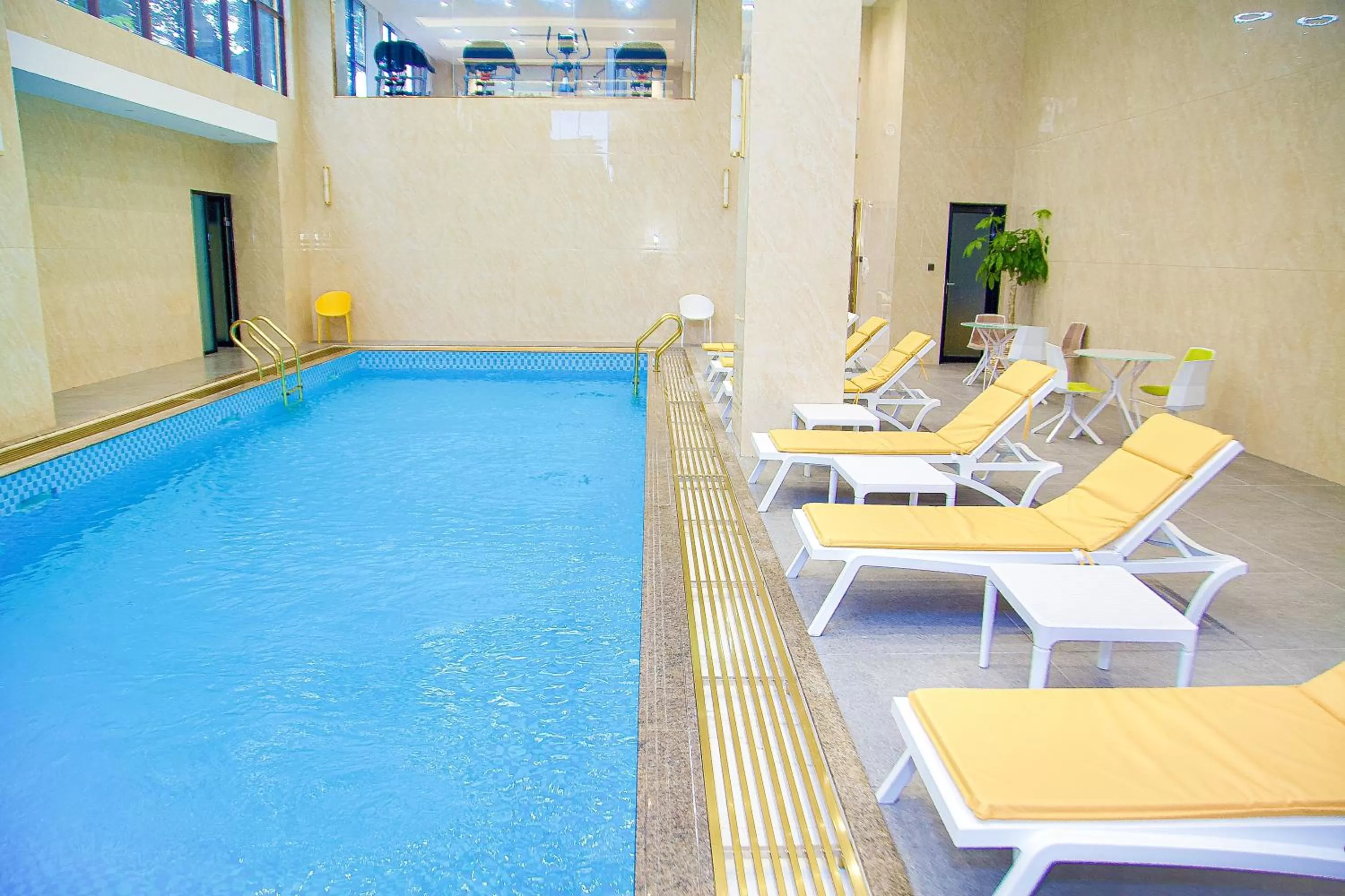 Swimming pool in Hôtel FAMILLE MONDIALE