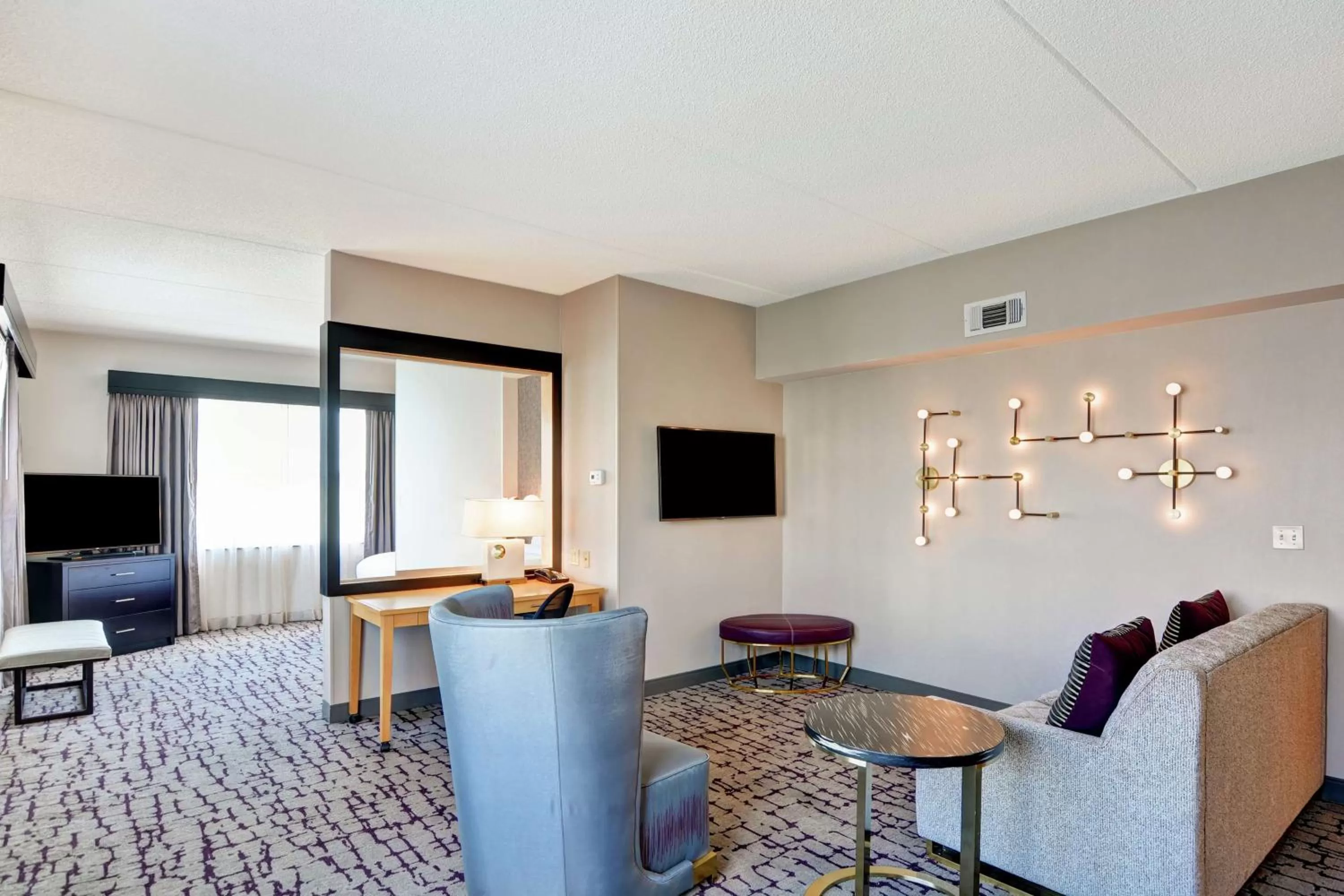 Living room in DoubleTree by Hilton Hotel Baton Rouge