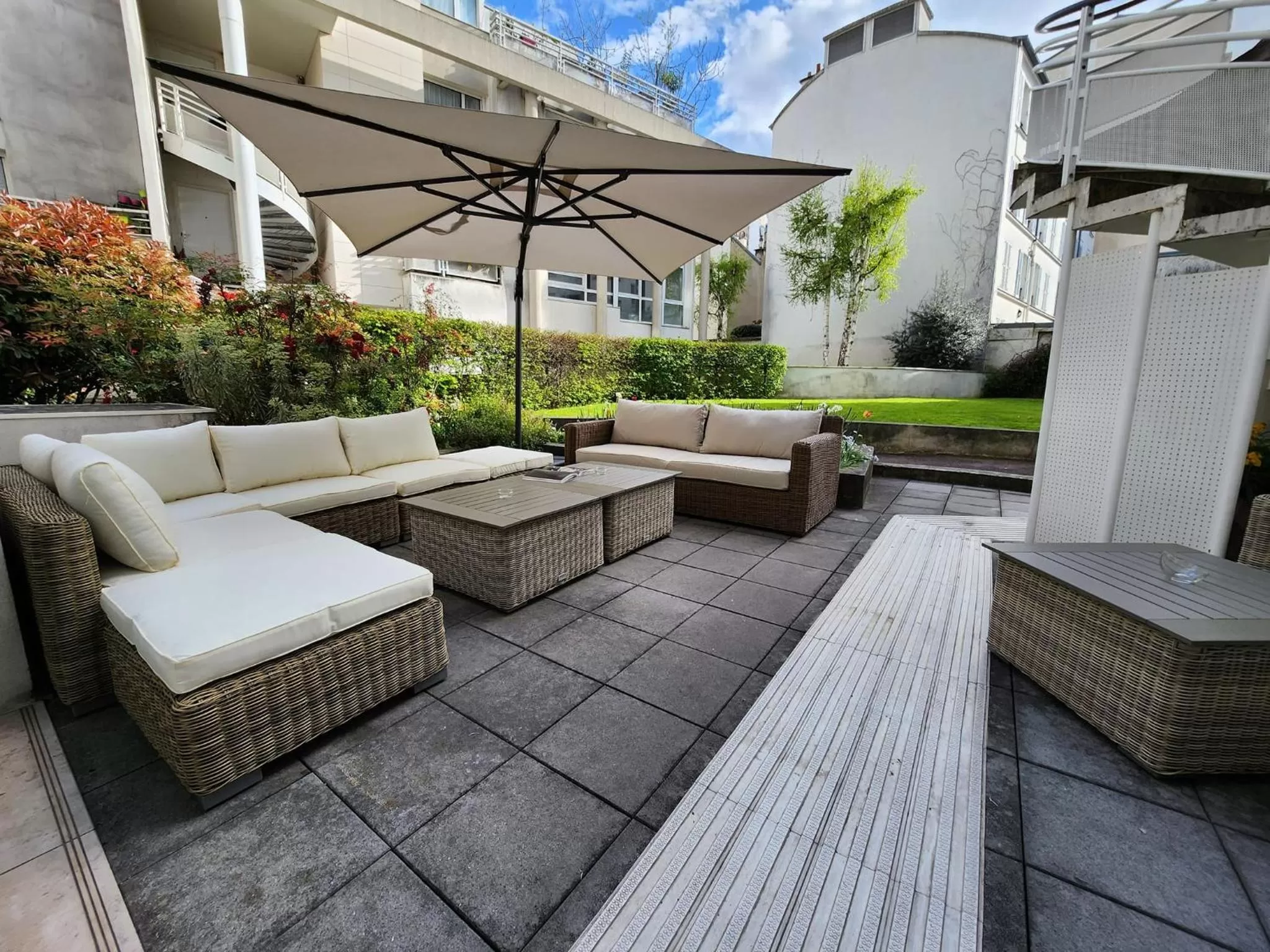 Patio in Citadines Tour Eiffel Paris