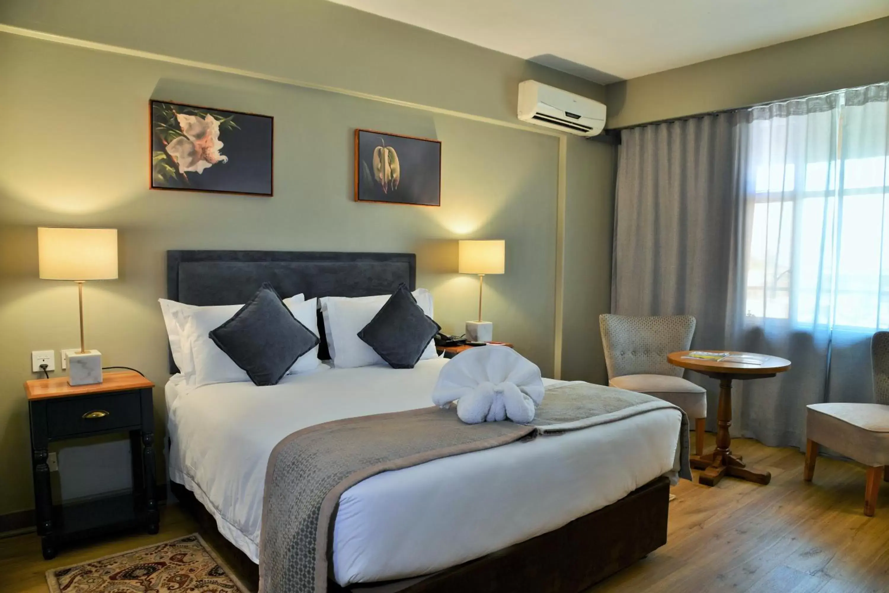 Bedroom, Bed in Cresta Jameson Hotel