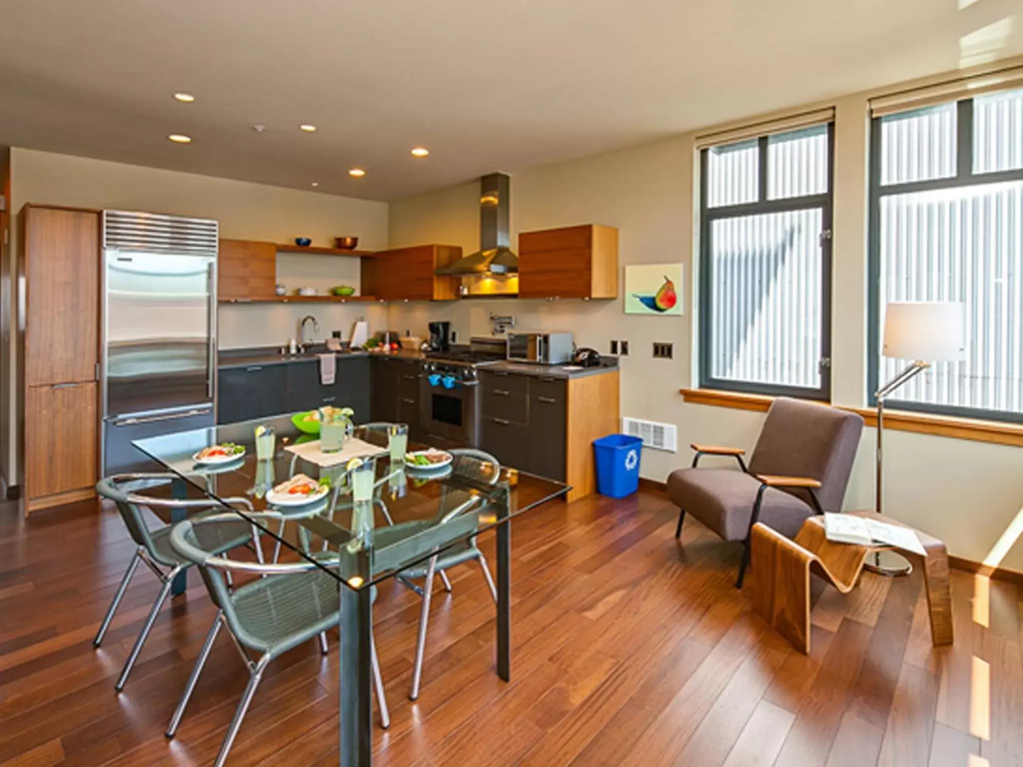 Coffee/tea facilities, Dining Area in Island Inn at 123 West