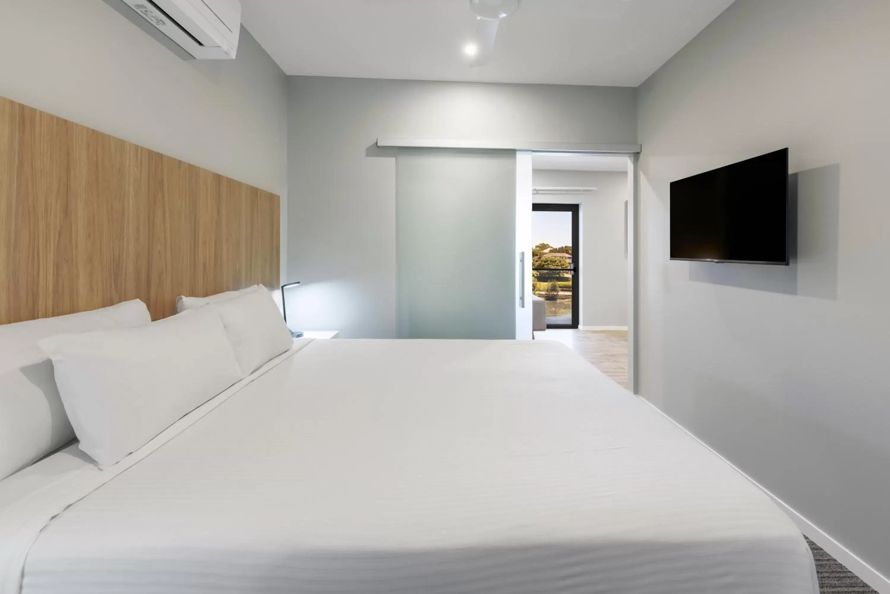 Bed in Best Western Plus North Lakes Hotel Bed in Best Western Plus North Lakes Hotel