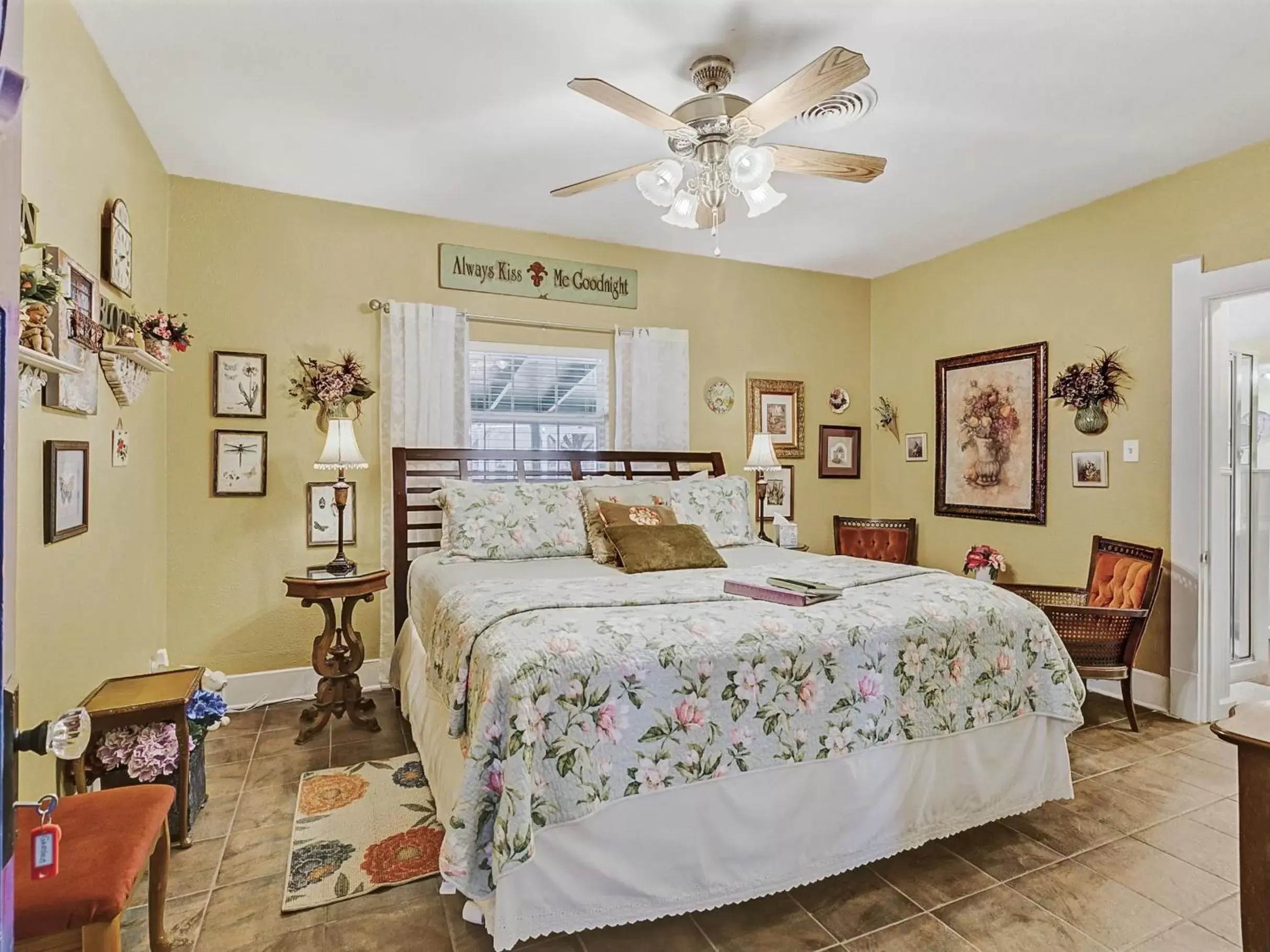 King Room in Granbury Gardens Bed and Breakfast