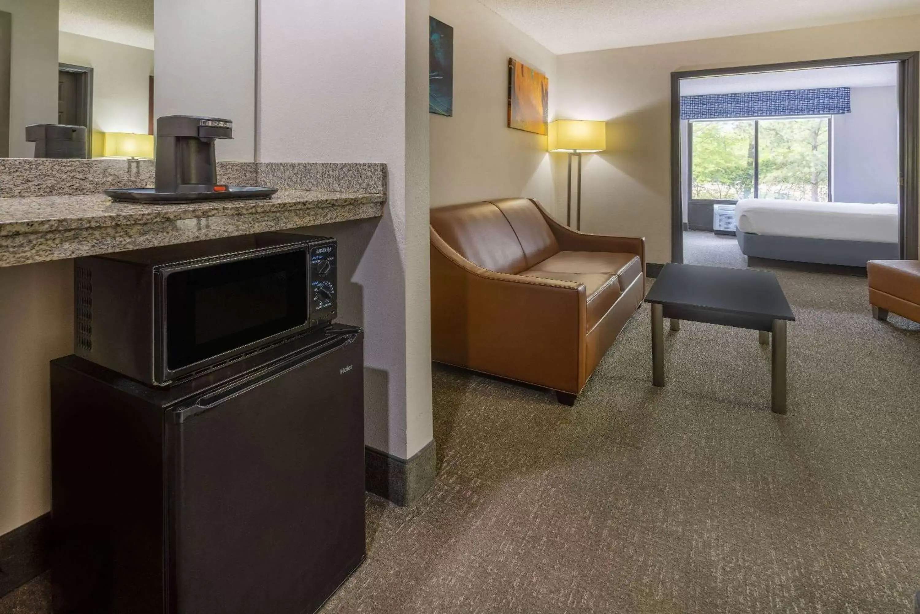 Bed, Kitchen/Kitchenette in Wingate by Wyndham Atlanta Galleria/ Ballpark