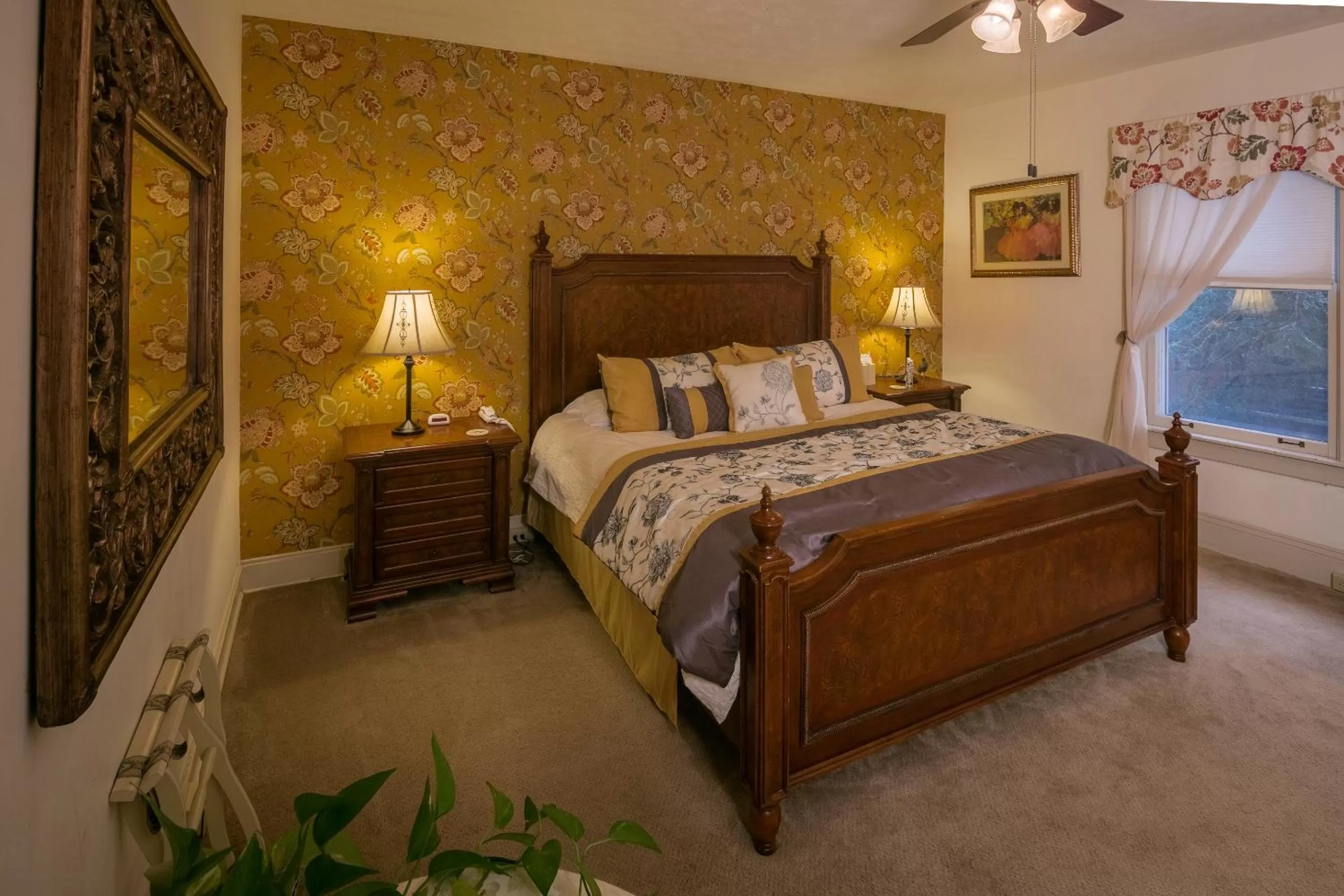 Bed in Taylor House Inn