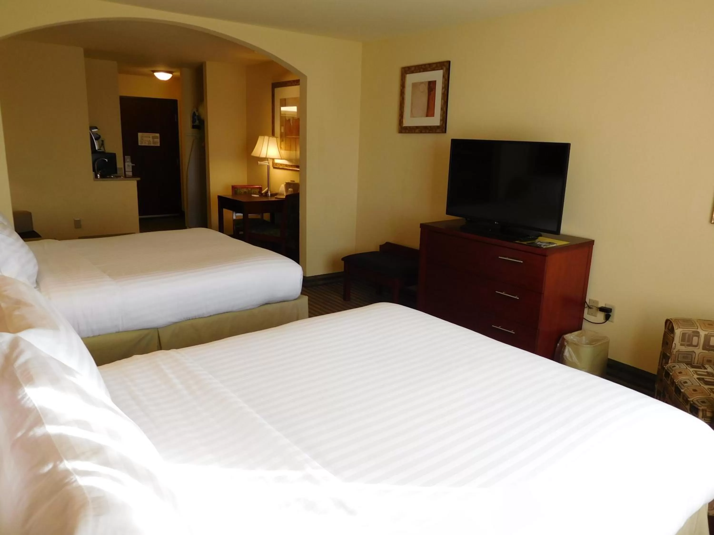 Photo of the whole room, Bed in Holiday Inn Express Ponca City by IHG