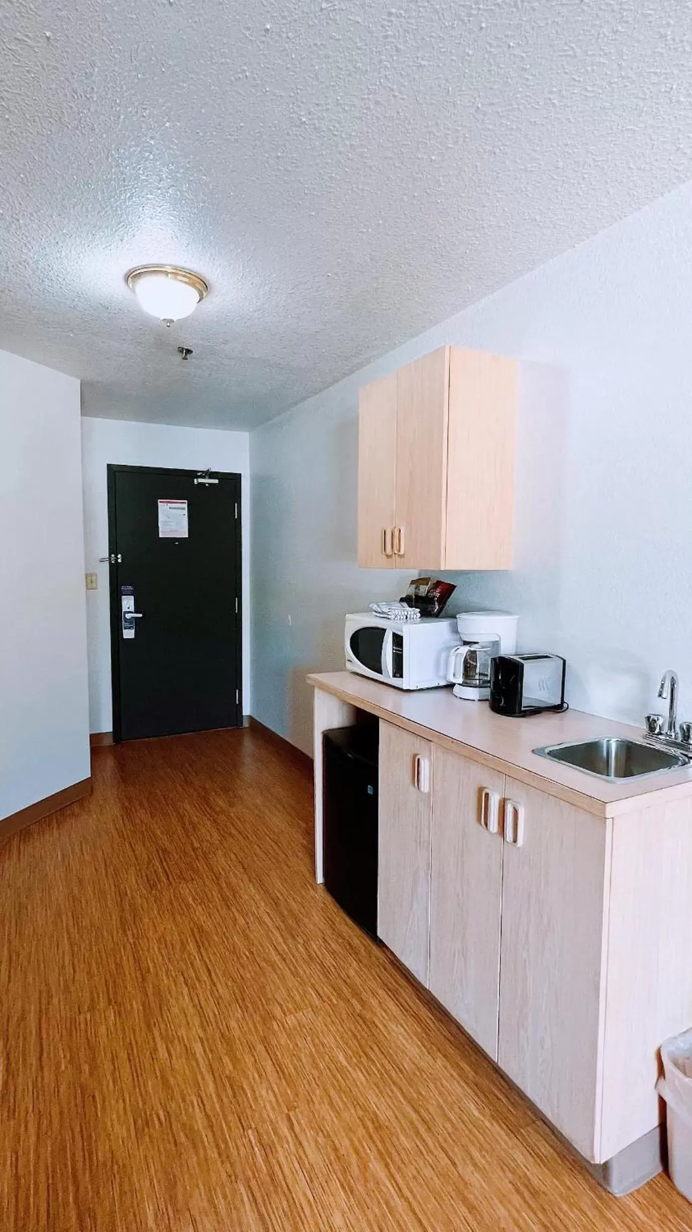 minibar, Kitchen/Kitchenette in Motel 6-Regina, SK