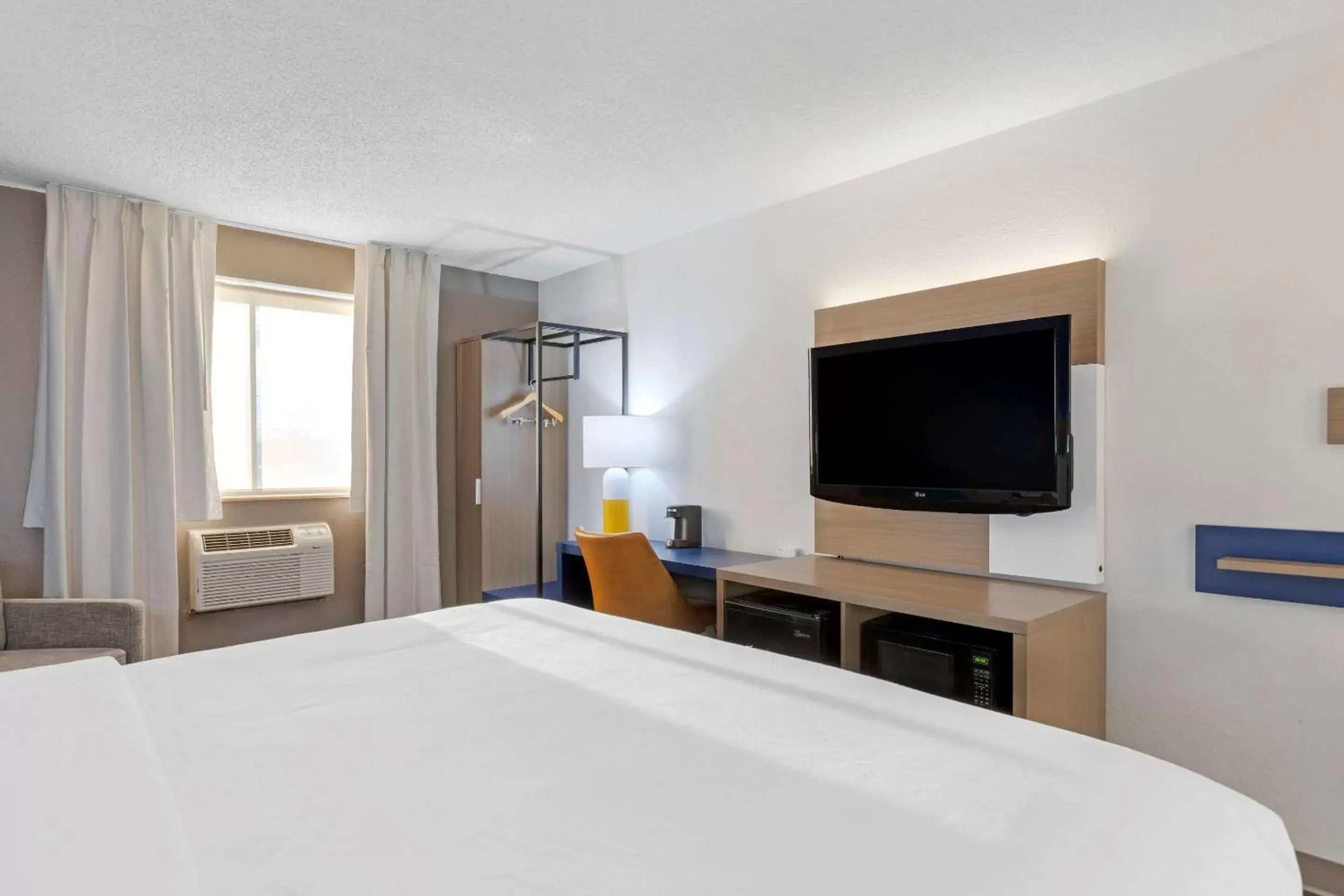 Bedroom, TV/Entertainment Center in Comfort Inn Detroit - Troy