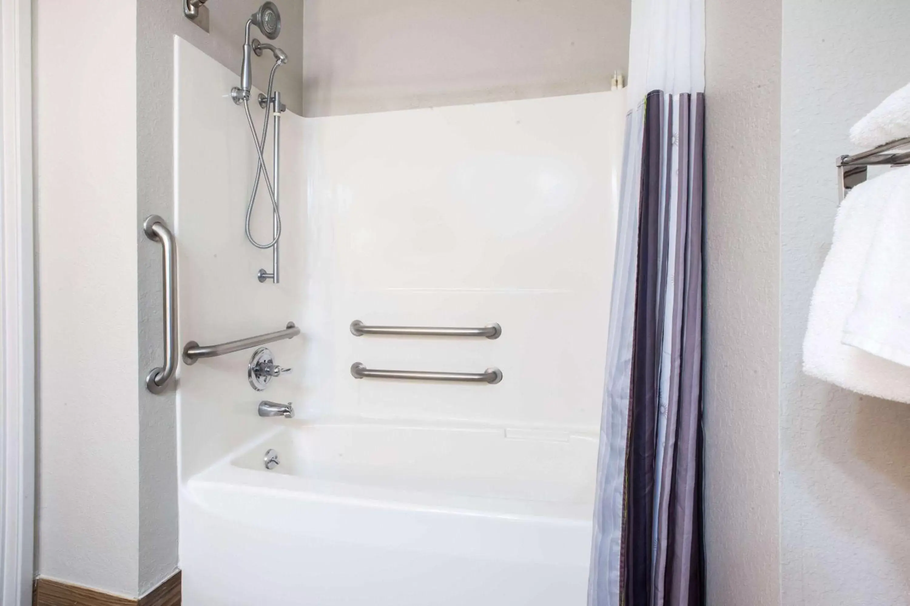 Bathroom in La Quinta Inn and Suites by Wyndham Elkhart