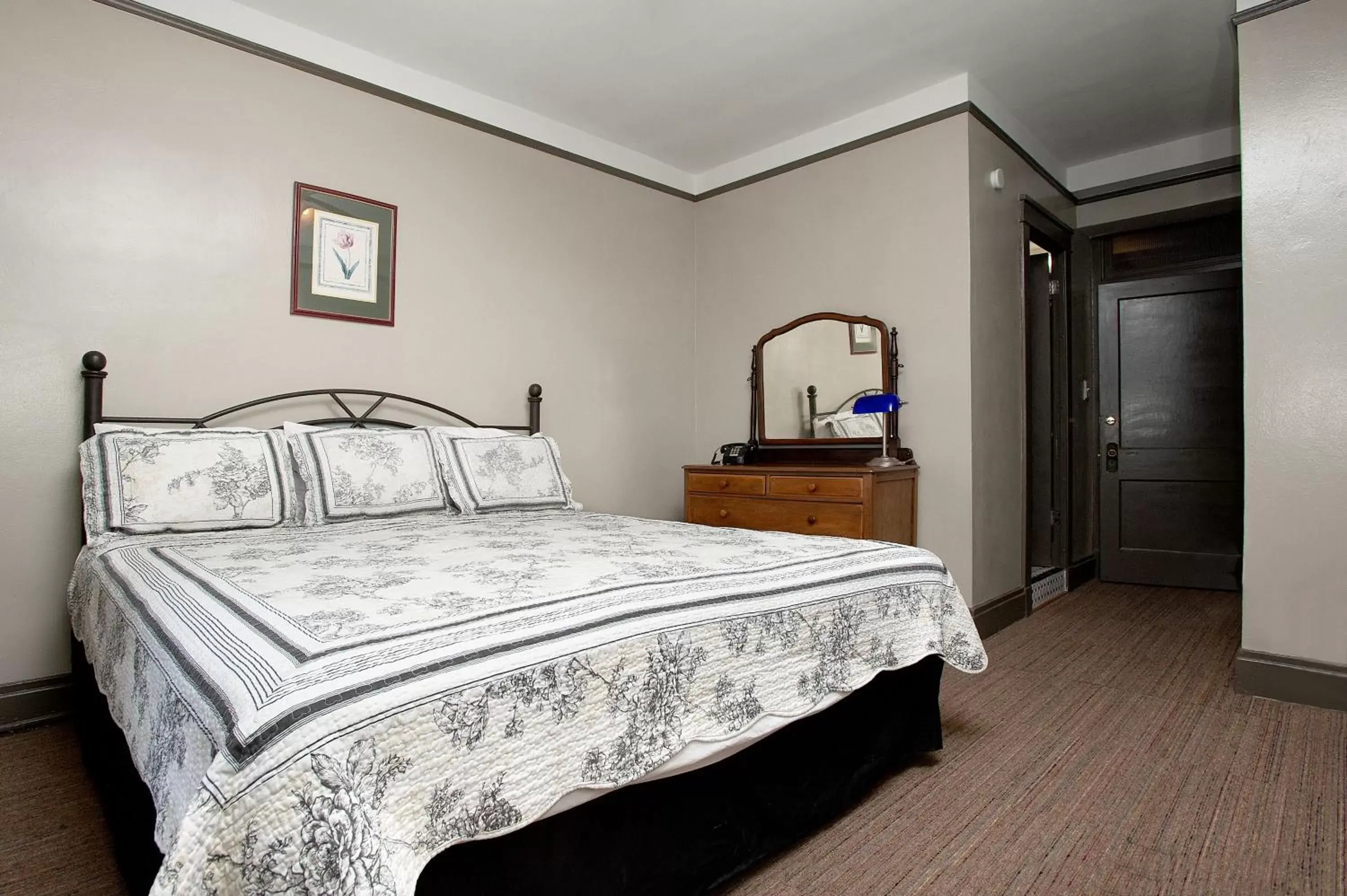 Bedroom, Bed in Gardner Hotel