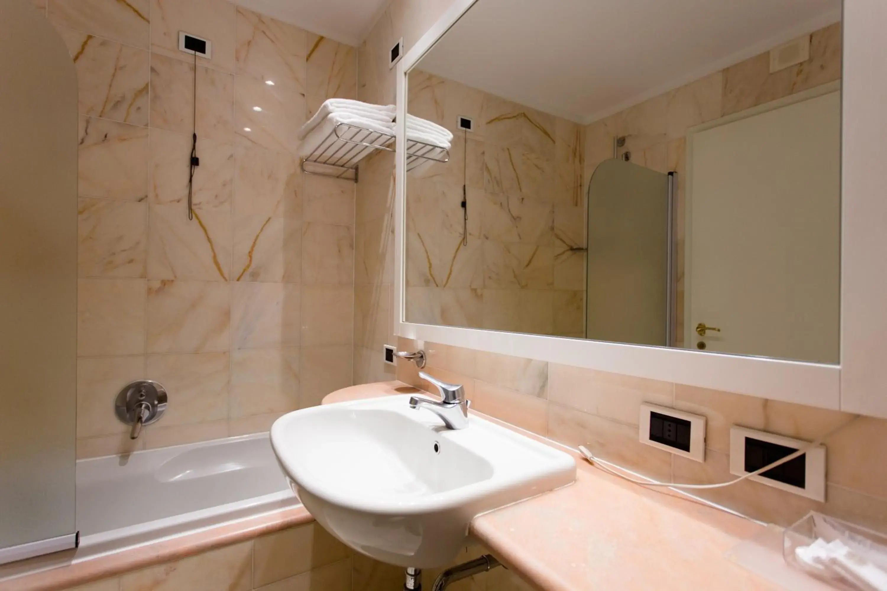 Bathroom in Hostellerie Du Cheval Blanc