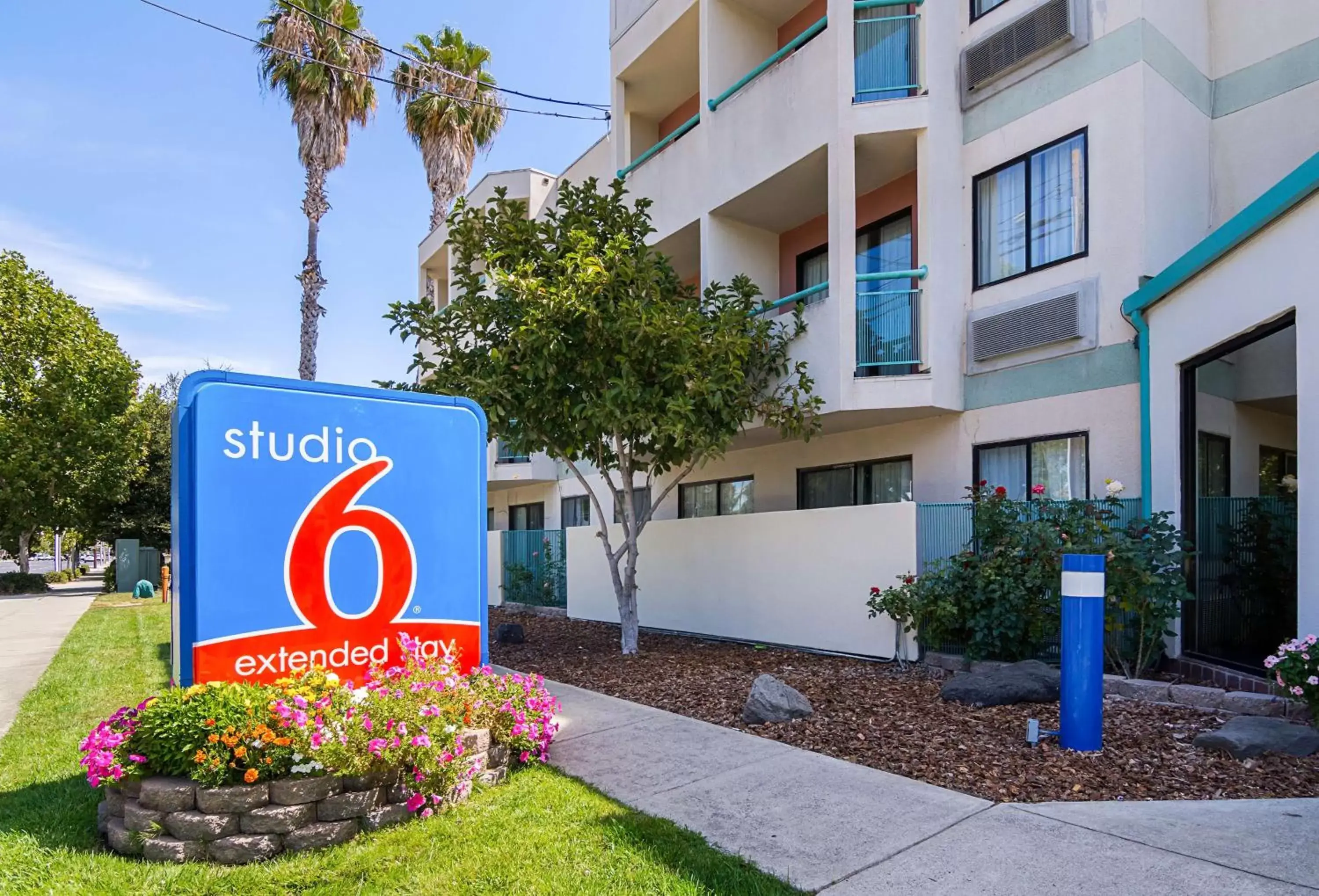 Property building, Property Logo/Sign in Studio 6-Concord, CA