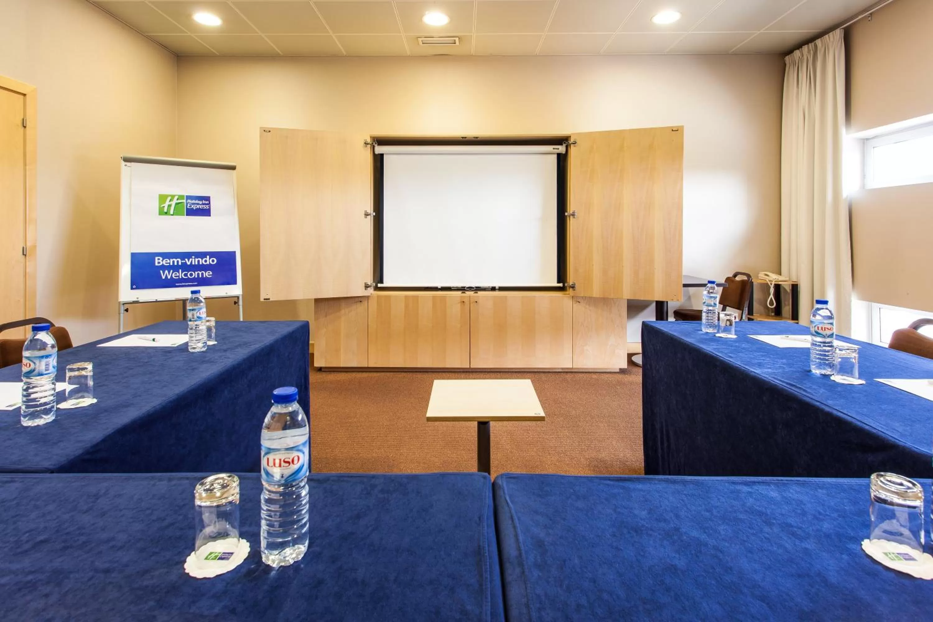 Meeting/conference room in Holiday Inn Express Lisbon-Oeiras by IHG
