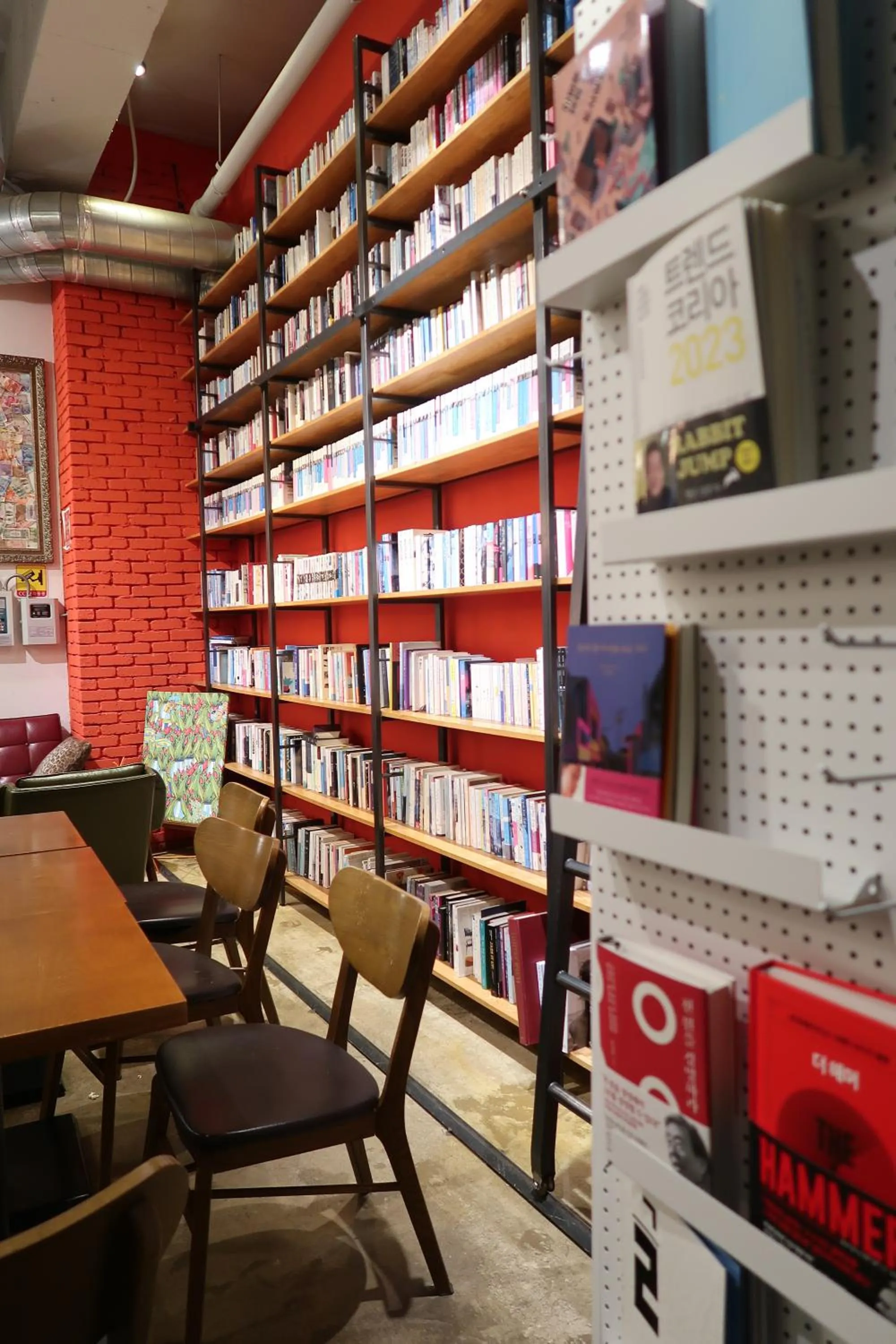 Library in Andong Poong-gyung HOSTEL n LIBRARY