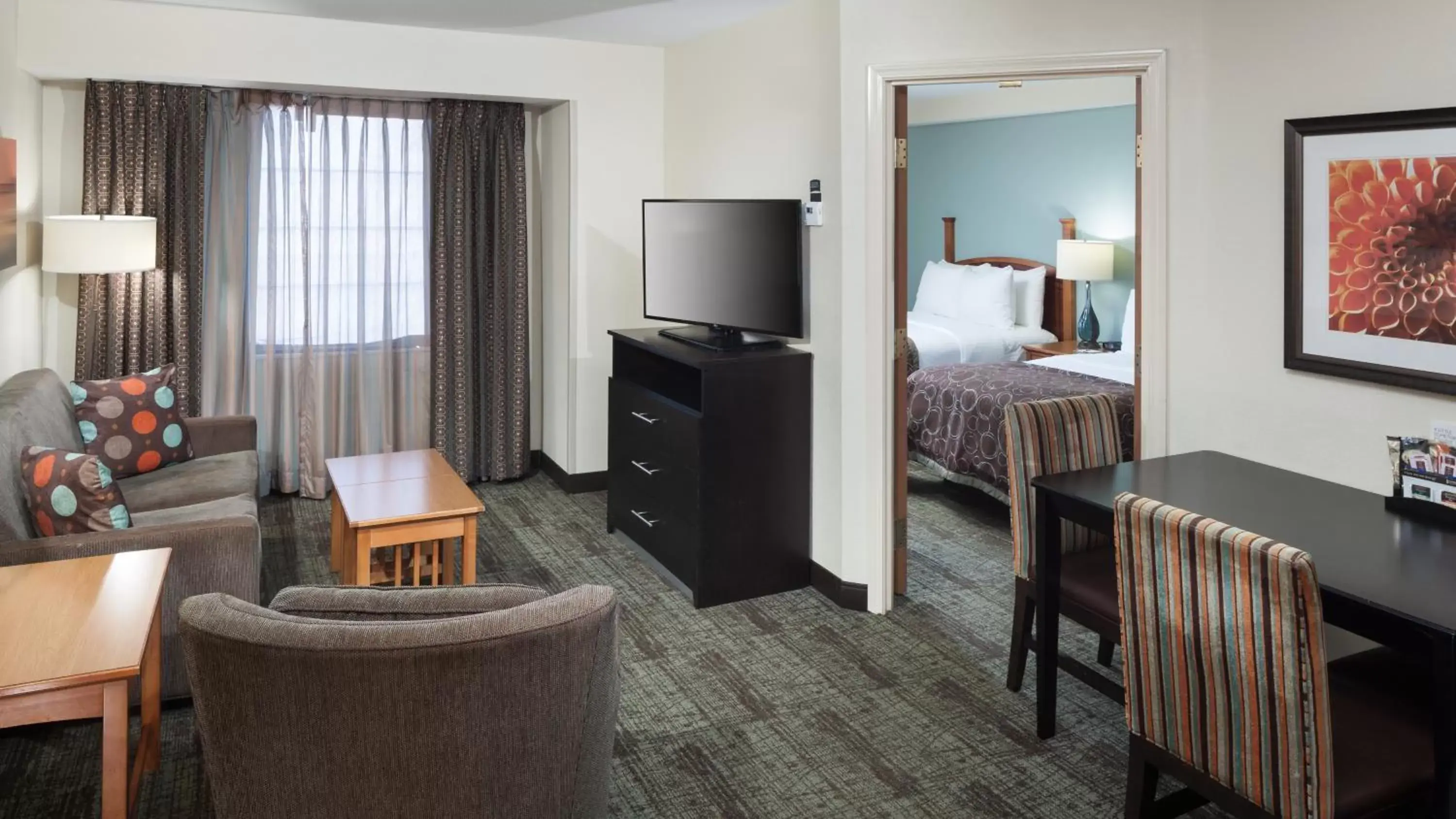 Bed, TV/Entertainment Center in Staybridge Suites Jackson, an IHG Hotel