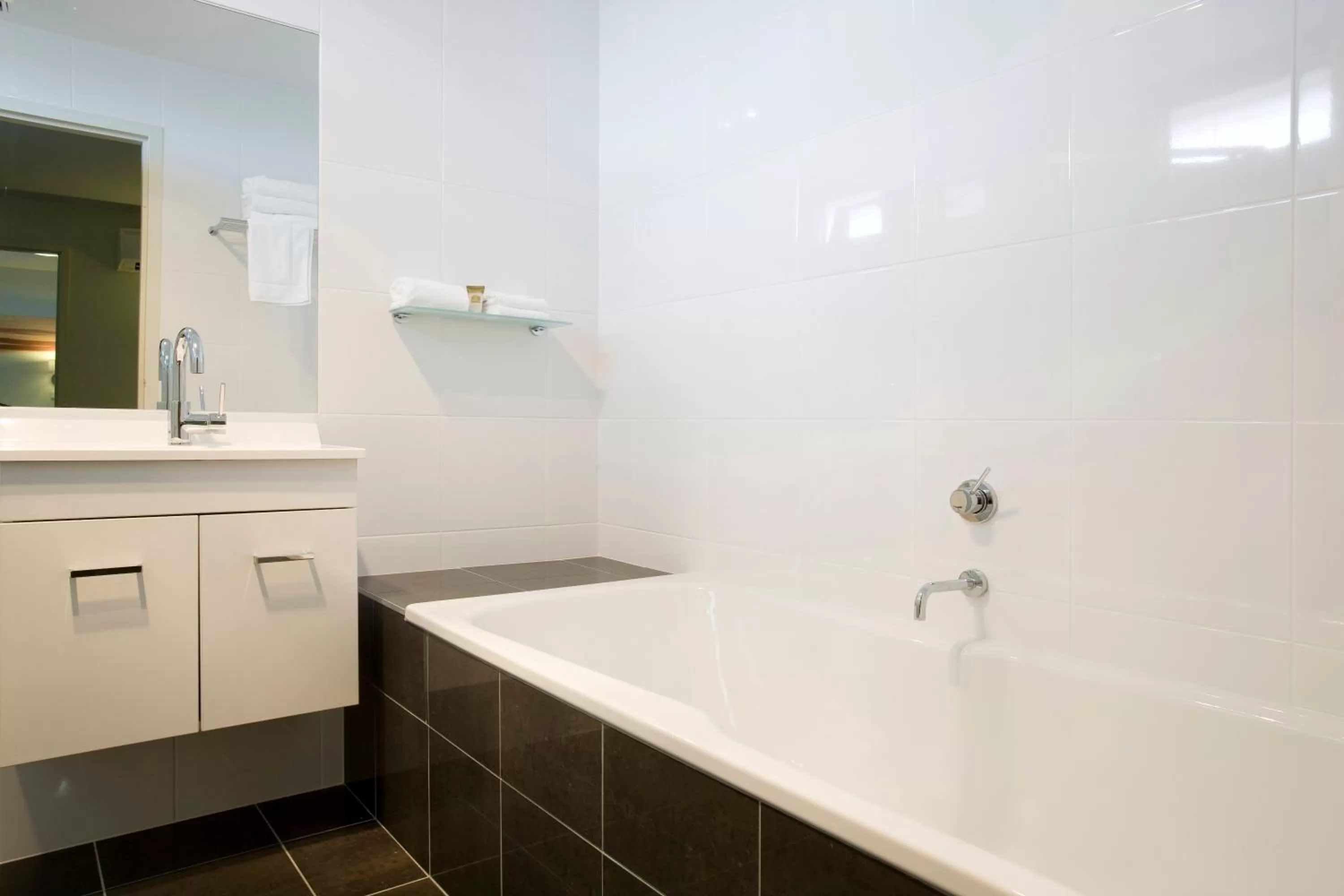 Bathroom in ibis Styles Canberra Tall Trees