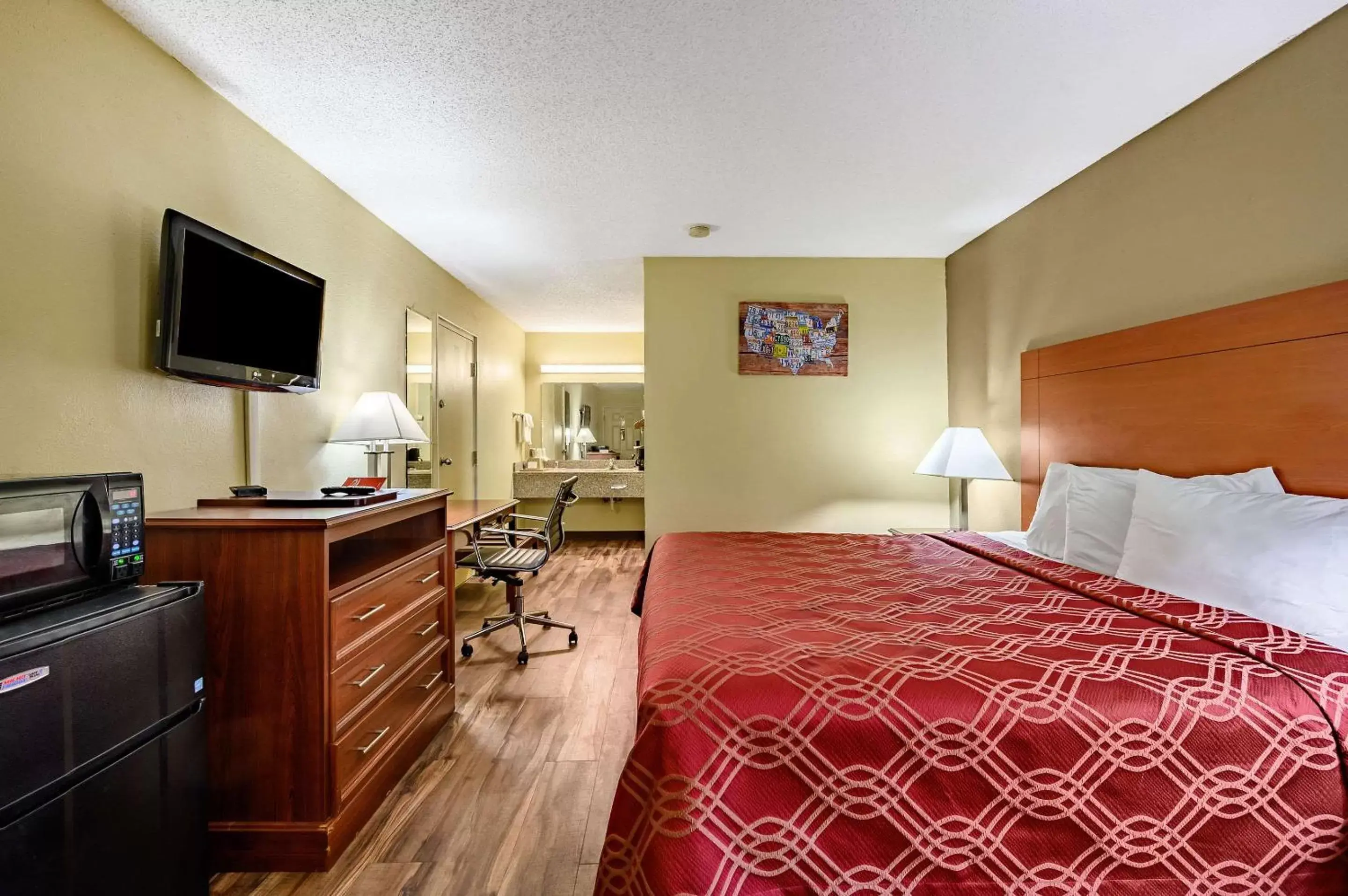 Photo of the whole room, Bed in Econo Lodge