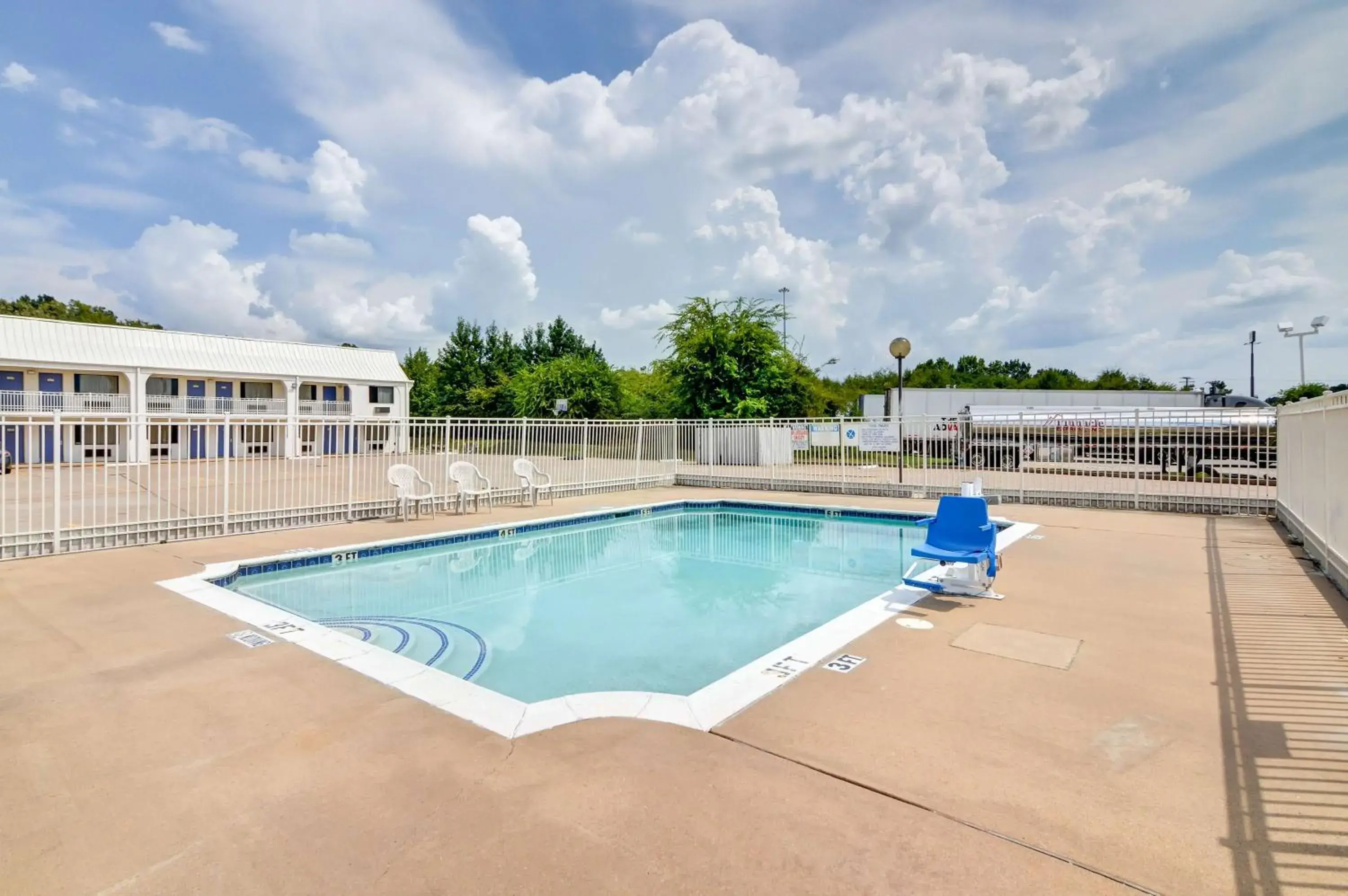 Day, Swimming Pool in Motel 6-Lindale, TX