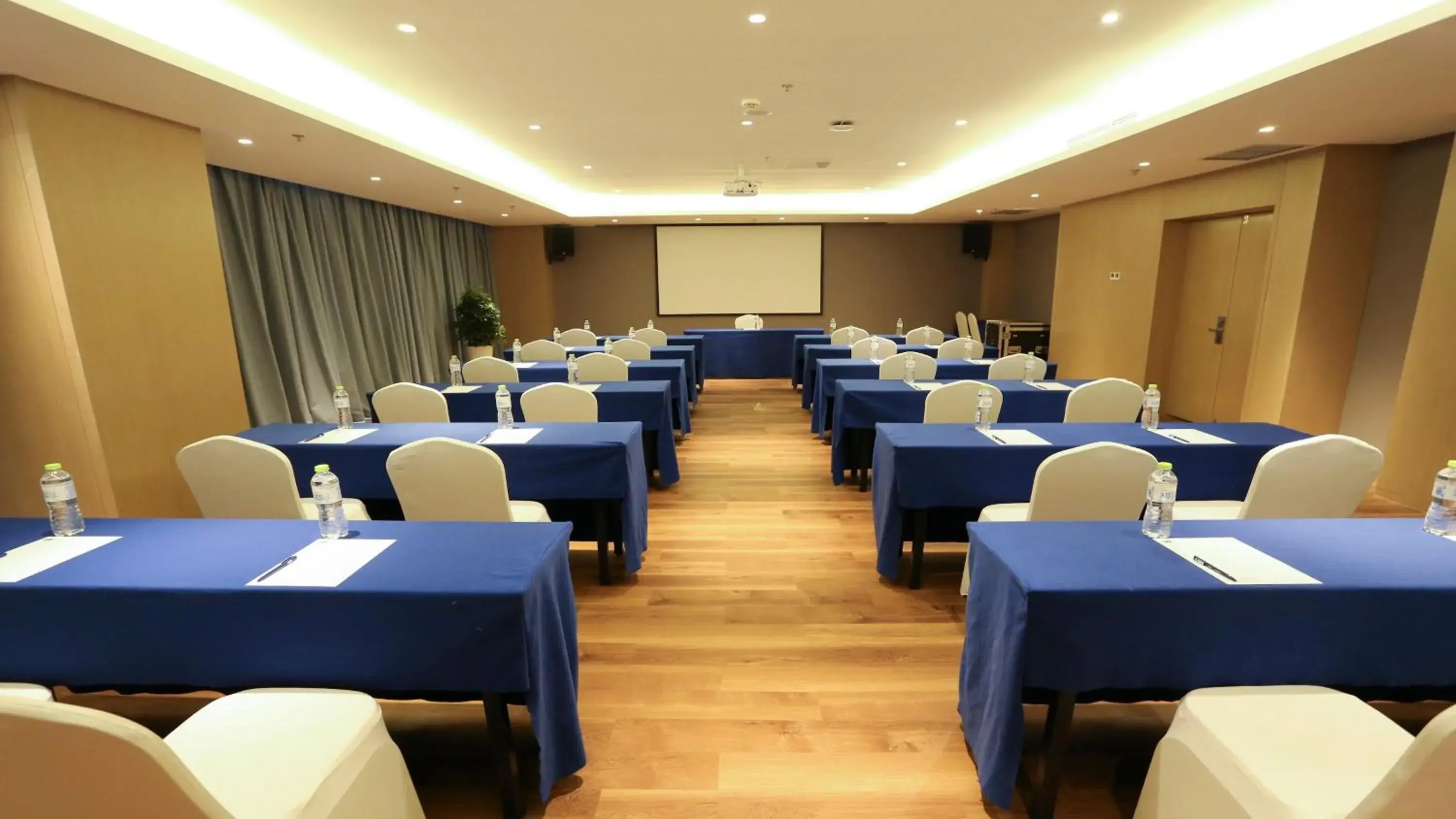 Meeting/conference room in Holiday Inn Express Linyi Riverside, an IHG Hotel