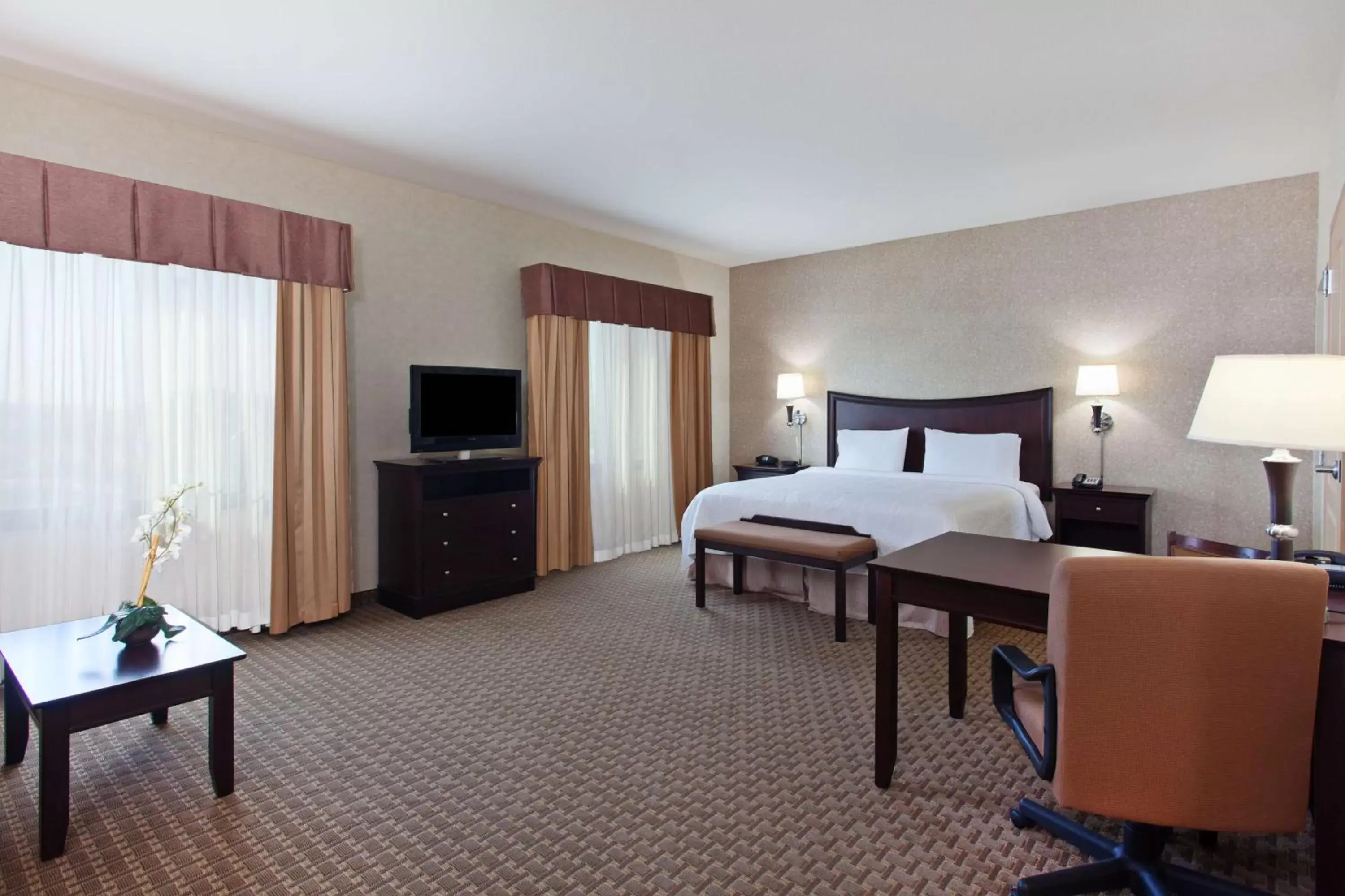 Bedroom in Hampton Inn & Suites Oakland Airport-Alameda