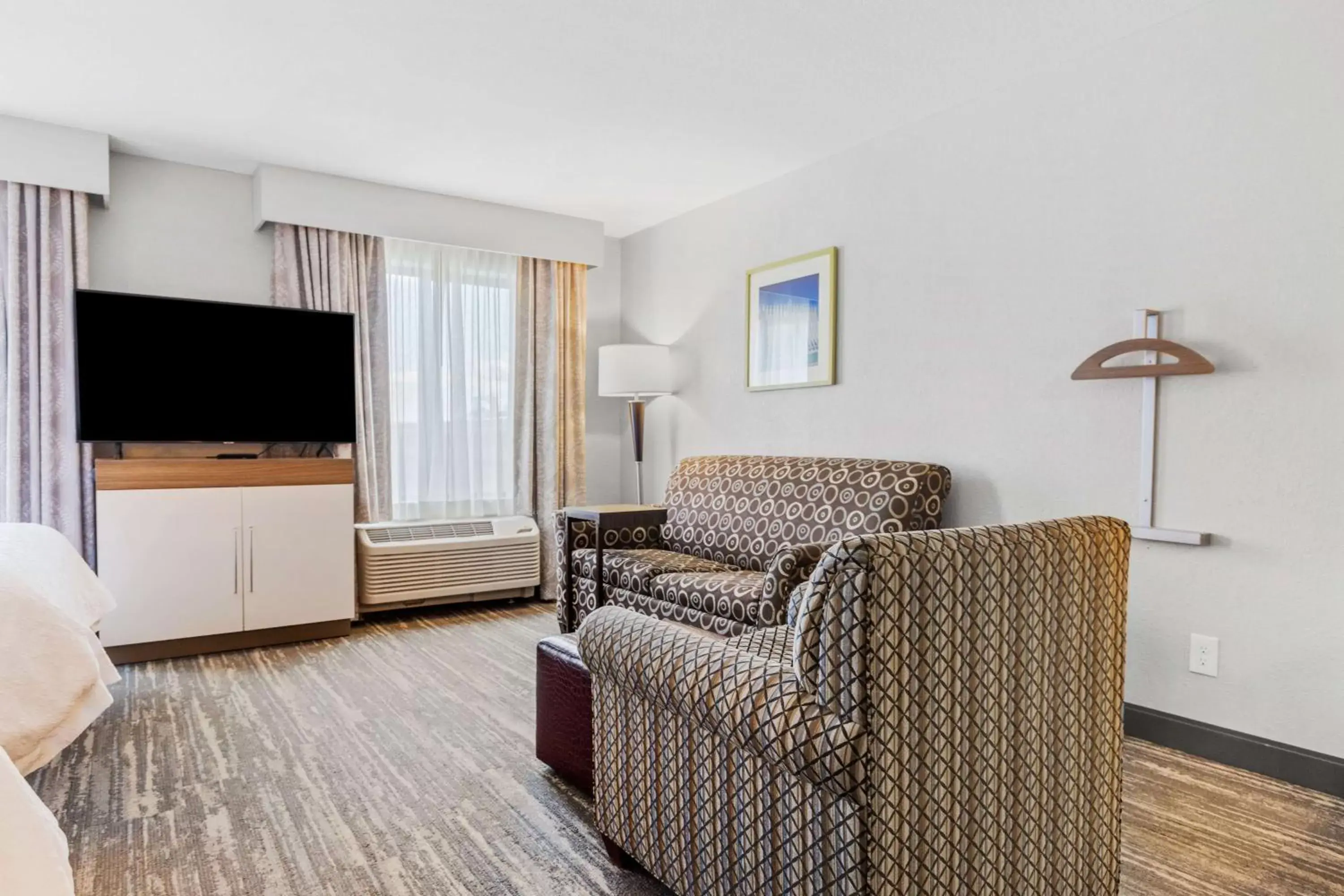 Bedroom, Seating Area in Hampton Inn & Suites Colorado Springs-Air Force Academy/I-25 North